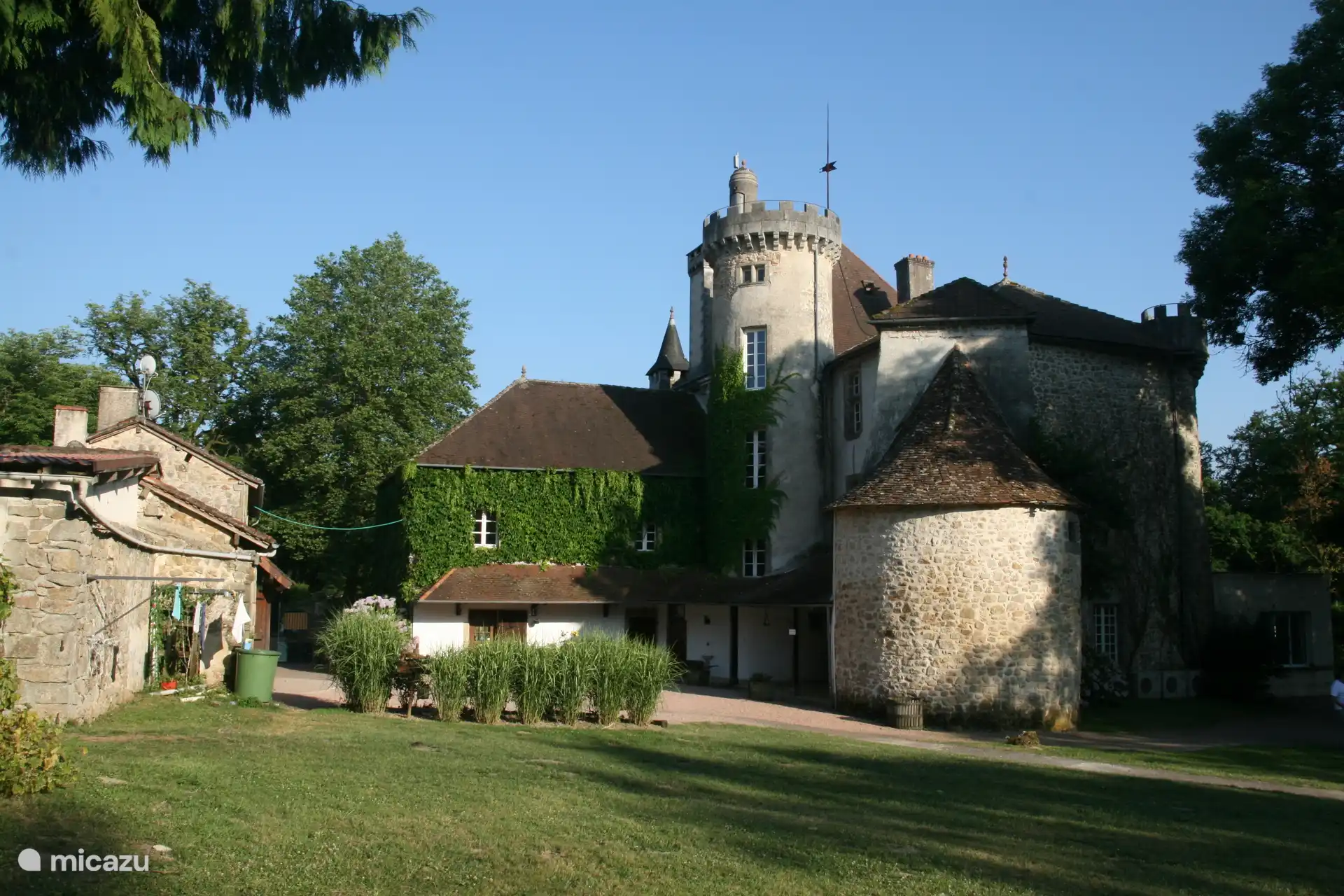 El castillo por detr&#225;s. En su interior tambi&#233;n encontrar&#225;s un buen restaurante.