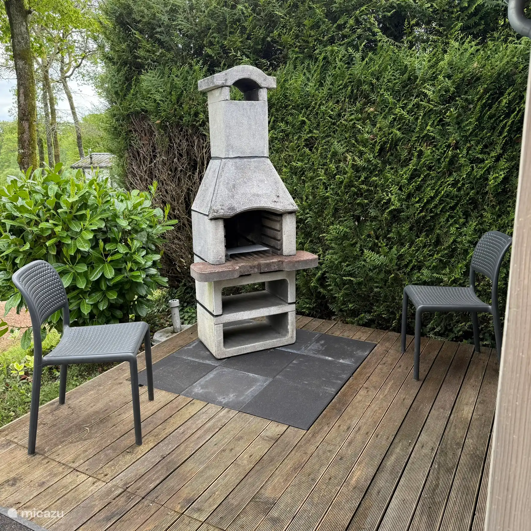 Nuestra barbacoa regular en nuestra terraza. Tambi&#233;n hay una barbacoa independiente.