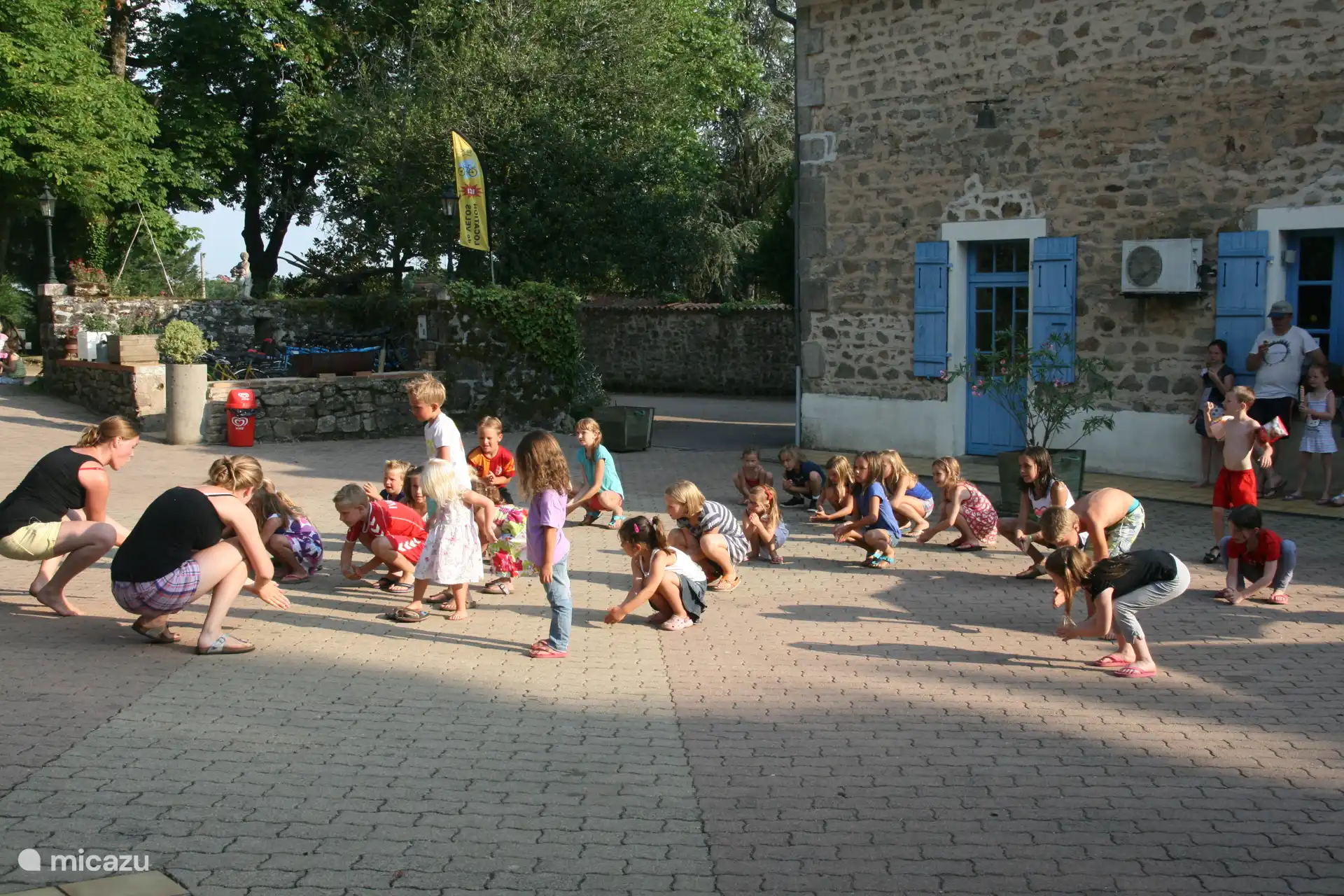 El cuarto de baile diario para los ni&#241;os. Los padres observan desde la terraza.