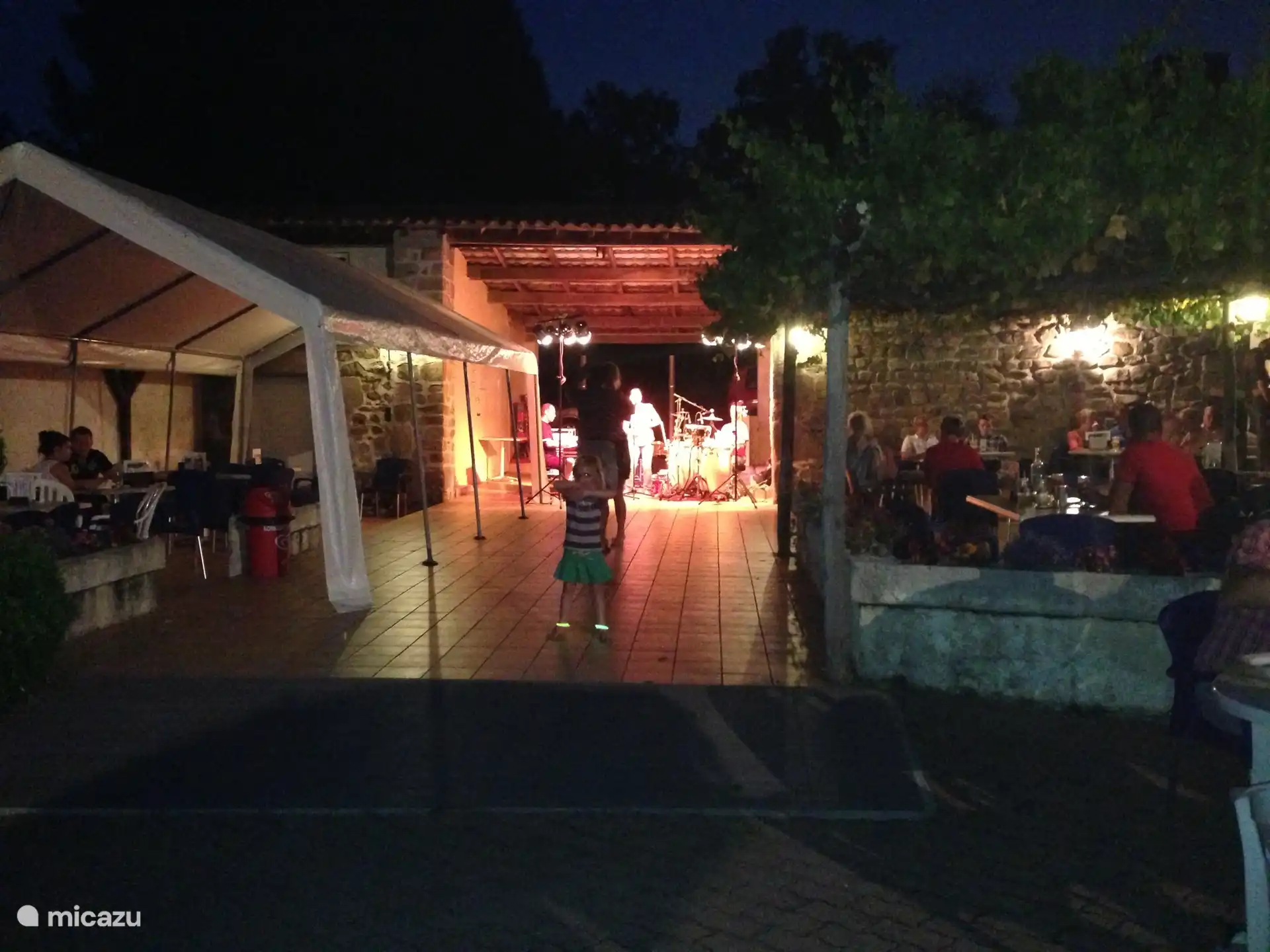 Espect&#225;culo de reproducci&#243;n en la terraza.