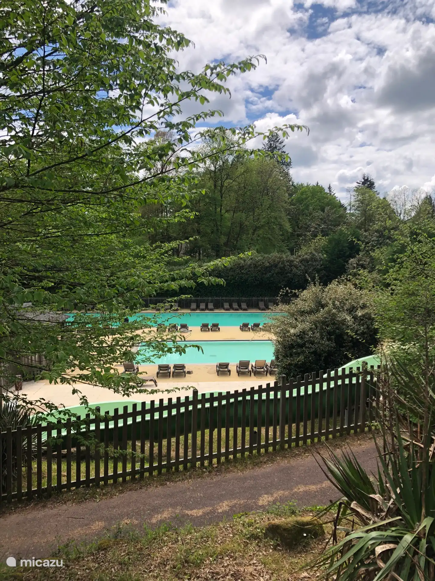Piscina a primera hora de la ma&#241;ana.