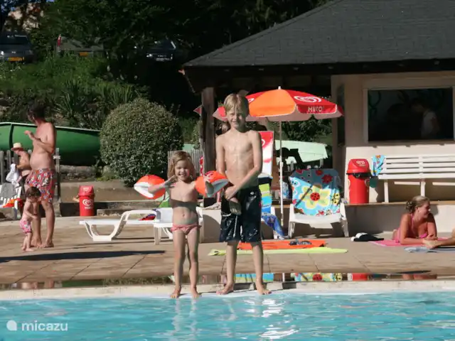 chalet huren in Frankrijk, Dordogne, Champs-Romain – Mooi Chalet B7 Verdoyer in Dordogne Genieten in het zwembad.