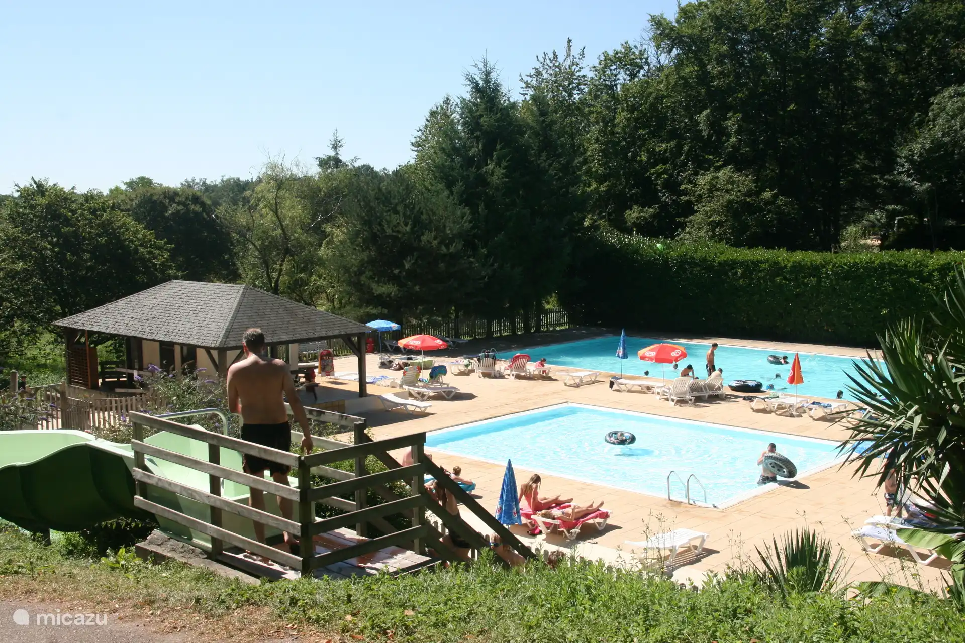 La preciosa piscina con tobog&#225;n.