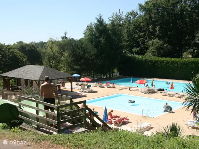chalet huren in Frankrijk, Dordogne, Champs-Romain – Mooi Chalet B7 Verdoyer in Dordogne Het heerlijke zwembad met glijbaan.