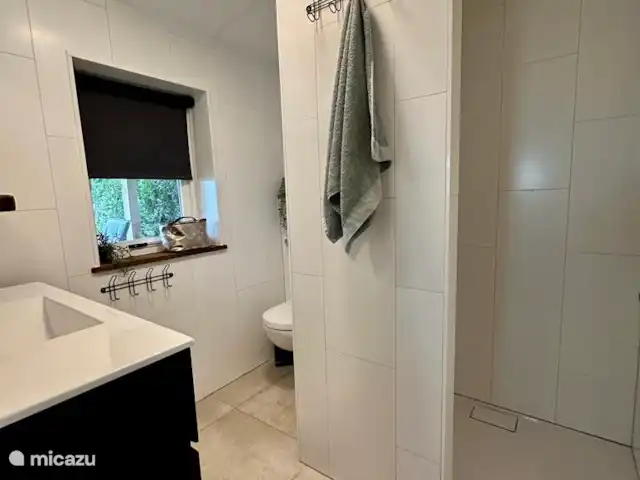 chalet huren in Frankrijk, Dordogne, Champs-Romain – Mooi Chalet B7 Verdoyer in Dordogne Onze badkamer.