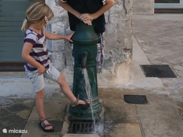 chalet huren in Frankrijk, Dordogne, Champs-Romain – Mooi Chalet B7 Verdoyer in Dordogne Even afkoelen in een van de dorpjes in de buurt.