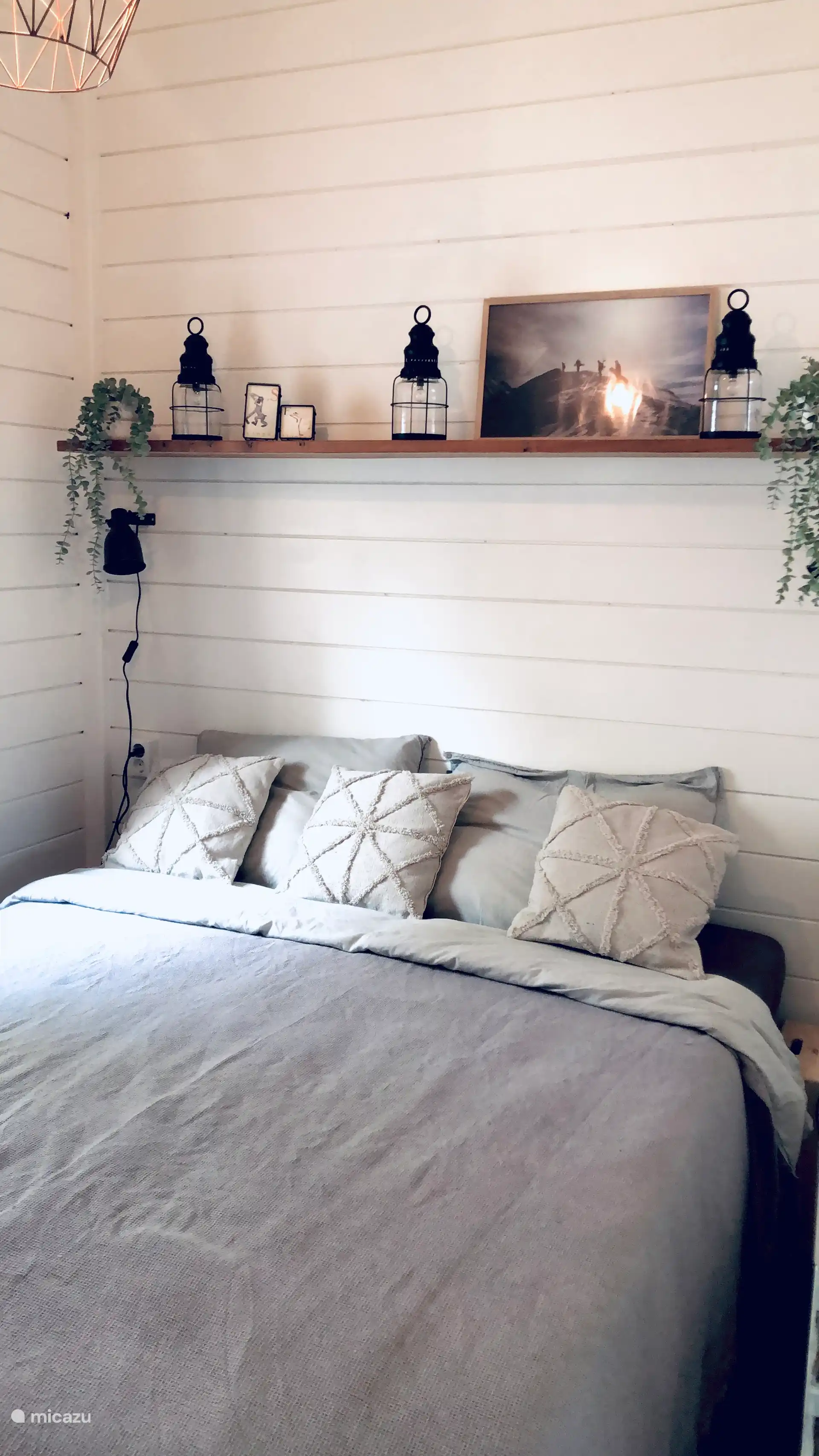 El dormitorio principal con amplia cama doble.