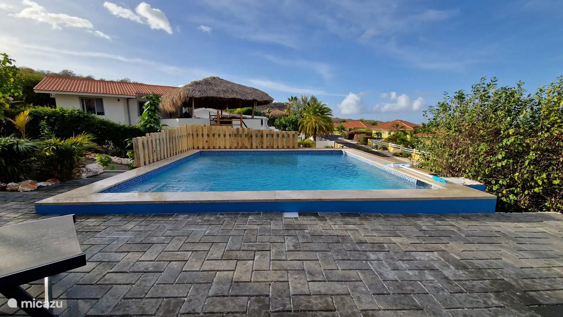 Schwimmbad von der Veranda. Kein Blick auf das Becken von der Nachbarsterrasse durch den Zaun