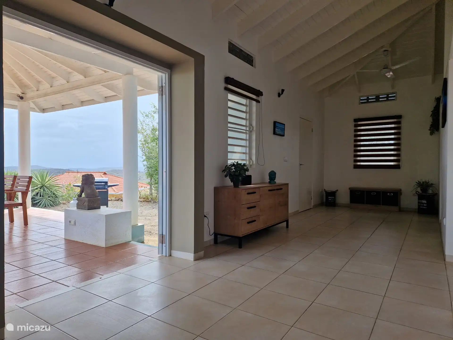 Galerie vivante avec portes-fenêtres donnant sur la véranda 