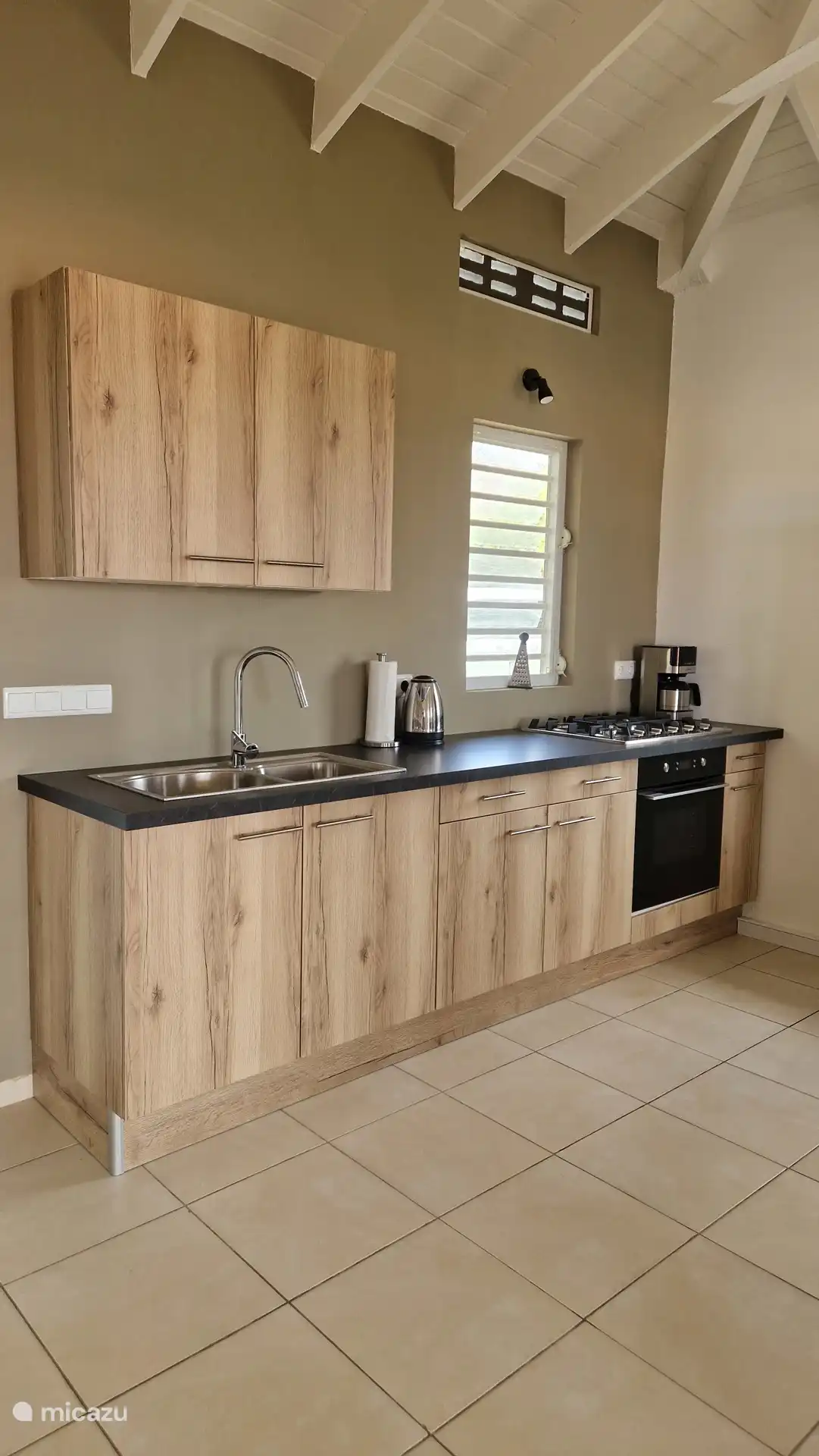 Cuisine avec cuisinière à gaz 5 feux et four électrique