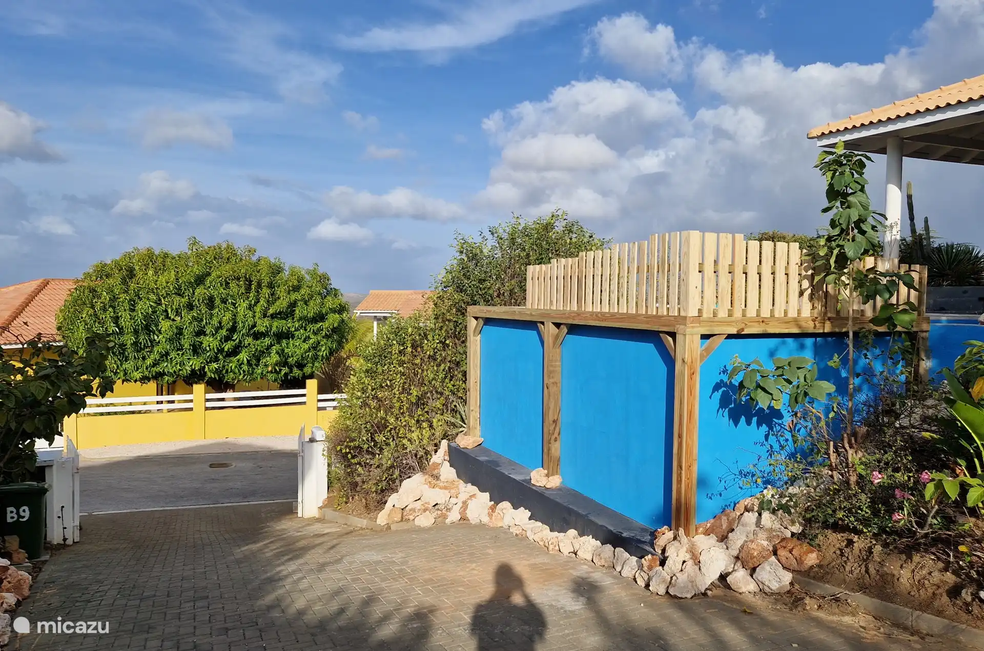 Schwimmbecken von der privaten Einfahrt aus