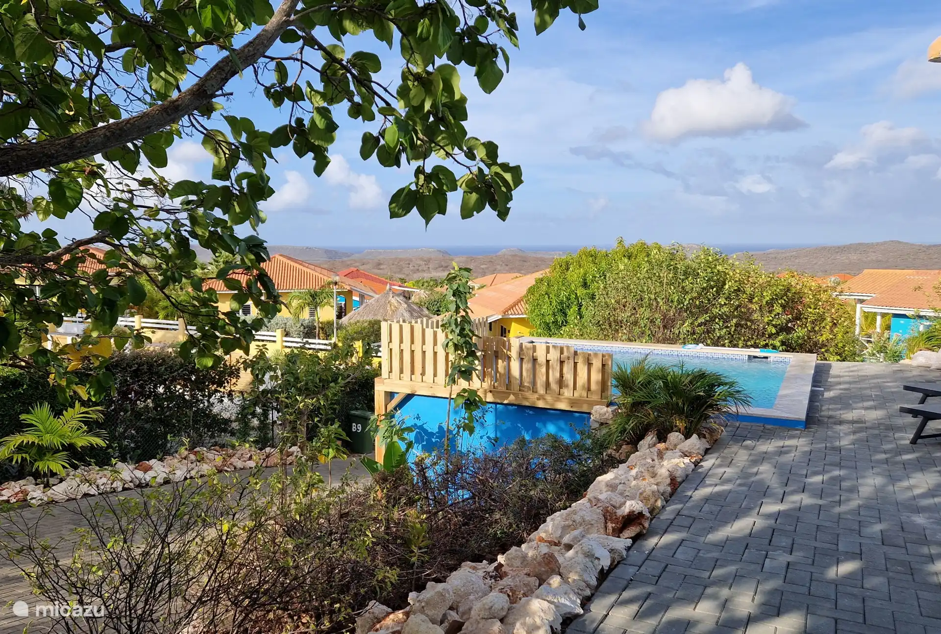 Schwimmbecken vom Eingang