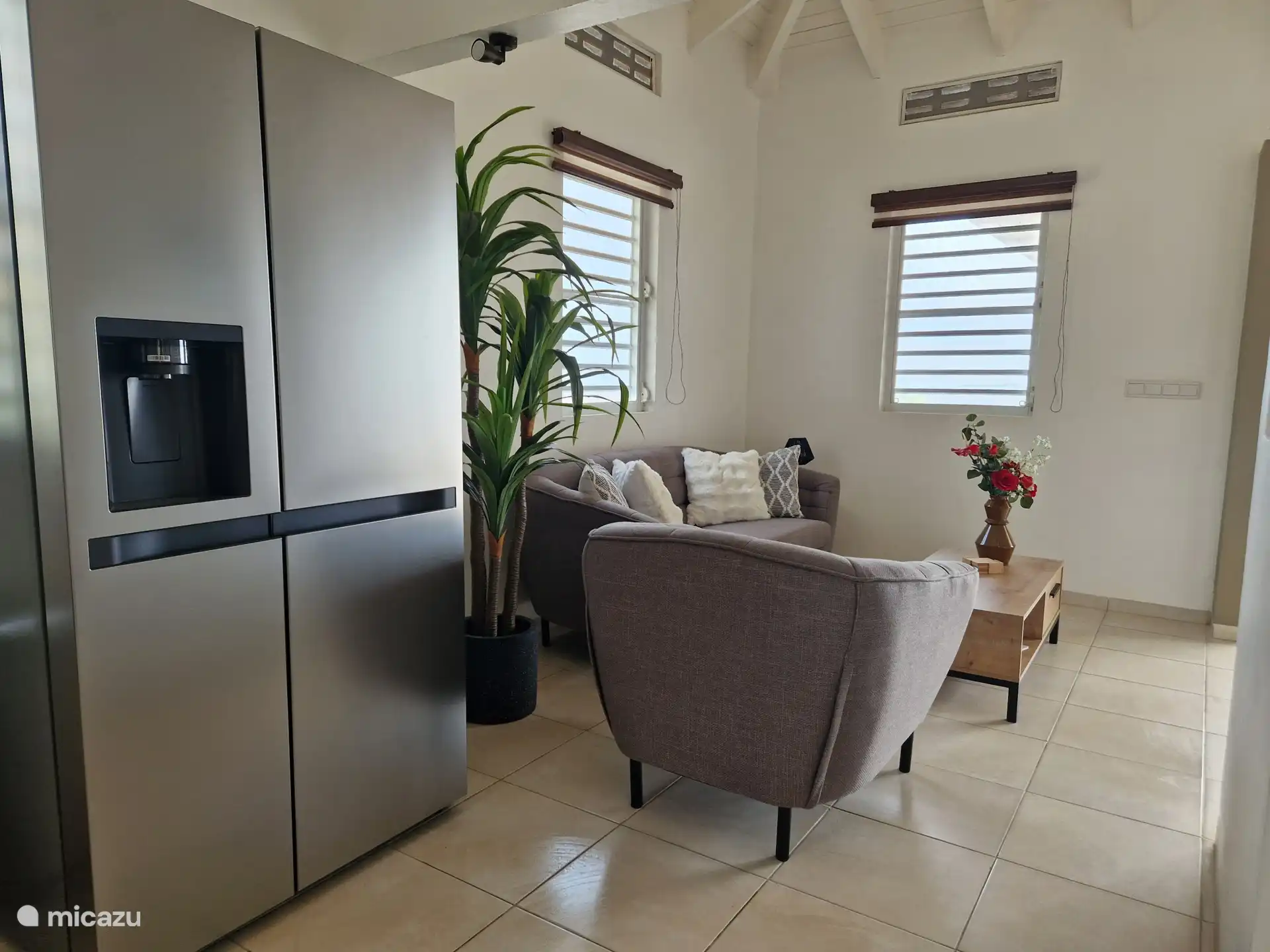 Vue à travers le salon 