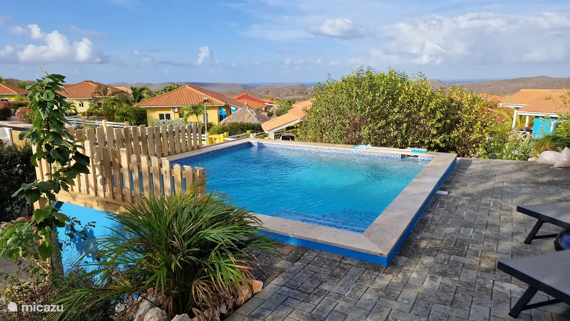 Schwimmbad in der Morgensonne