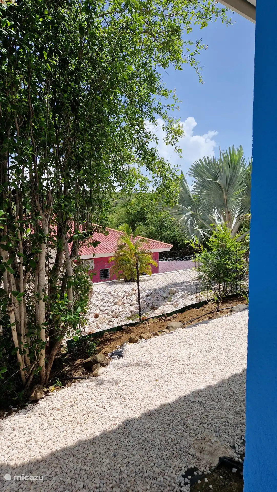 Distance suffisante par rapport aux voisins 