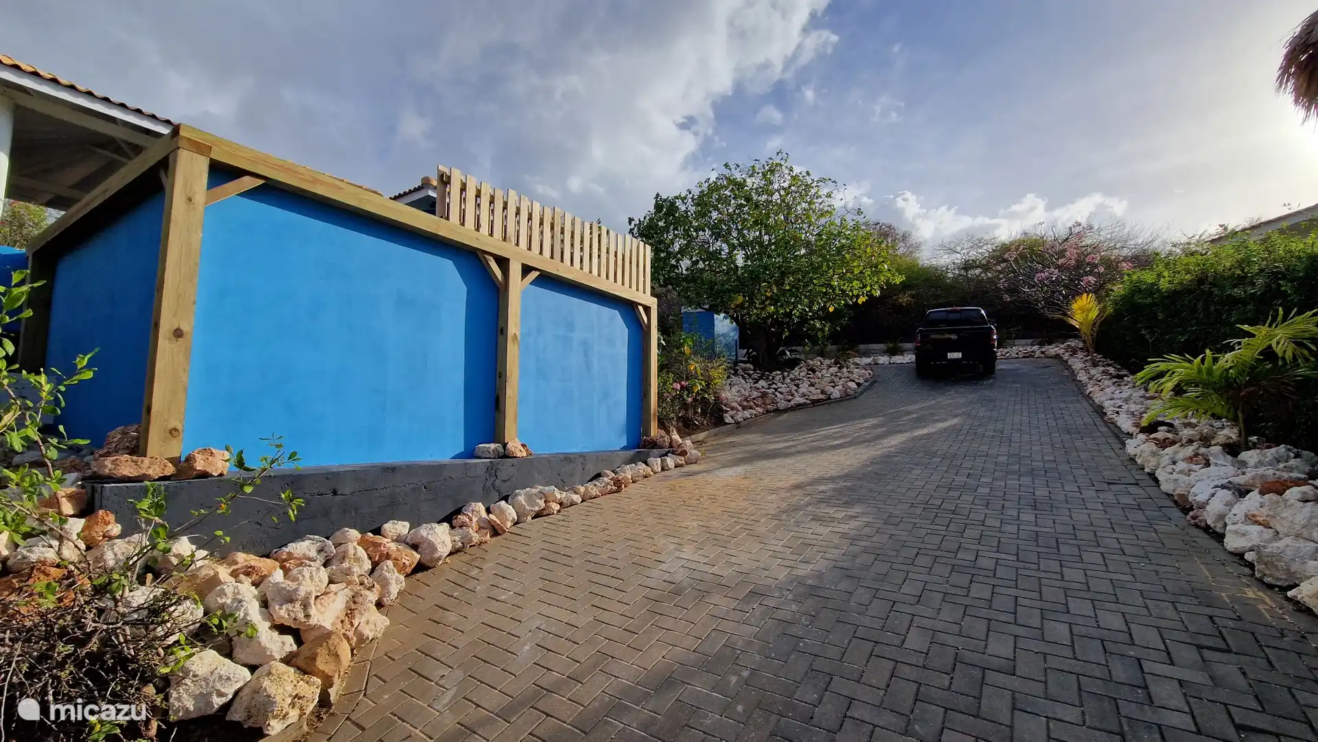 Schwimmbecken vom Tor aus