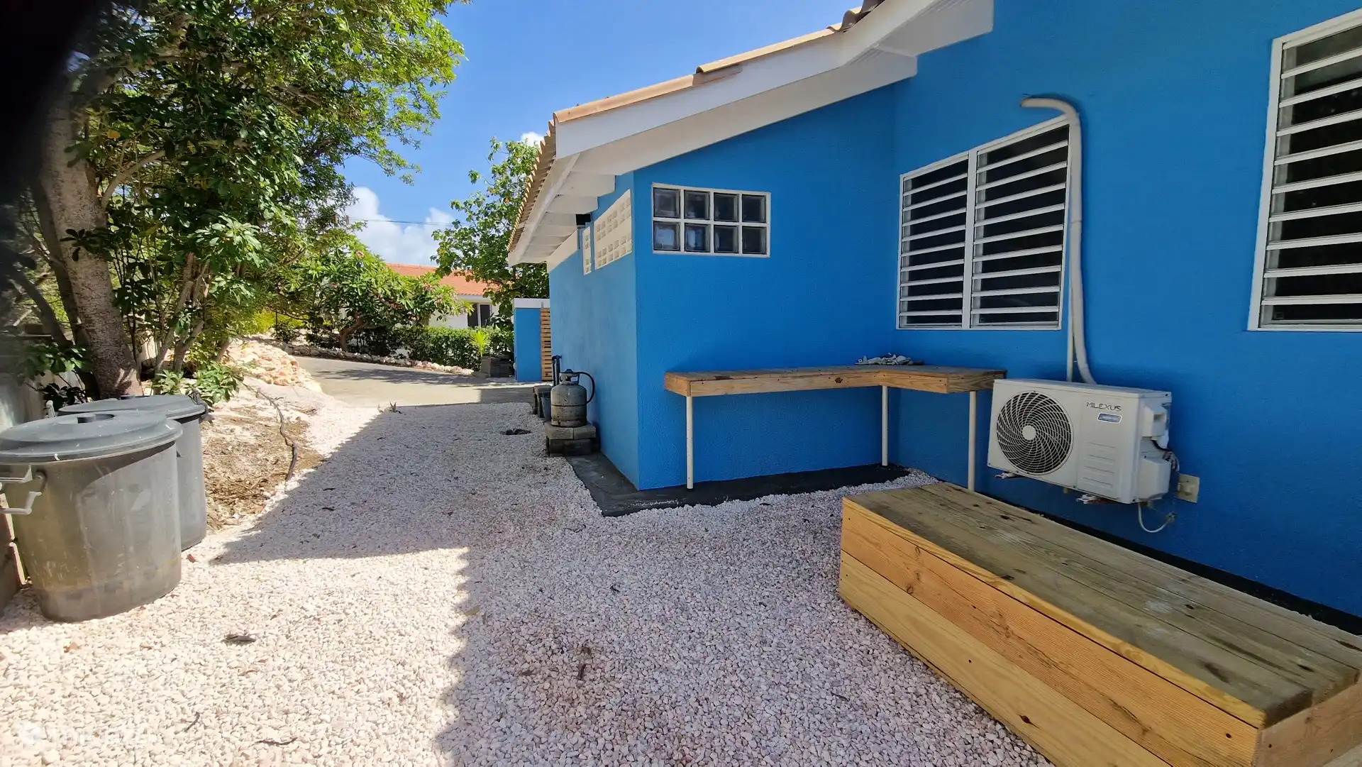 Zone de rinçage, équipement de plongée et cordes à linge derrière la maison 