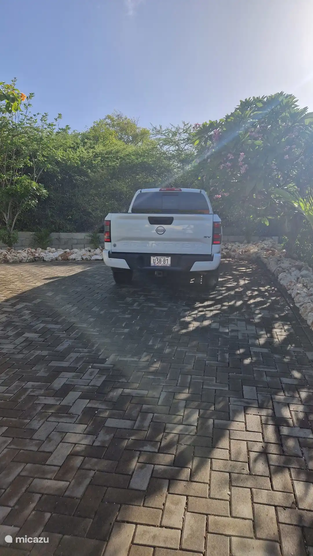 Voiture agréable à l’ombre le matin