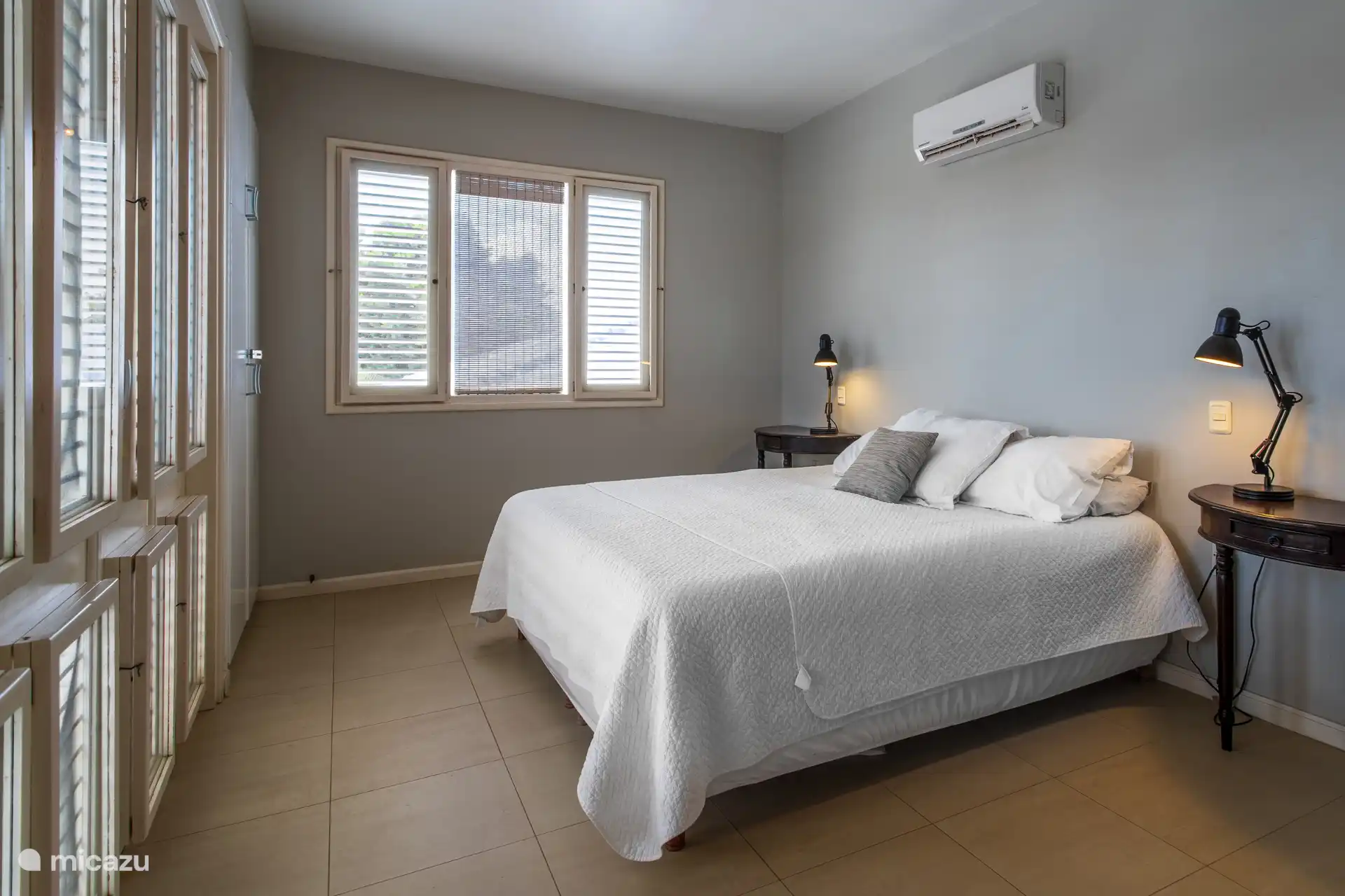 Main bedroom with AC and kingsize bed.