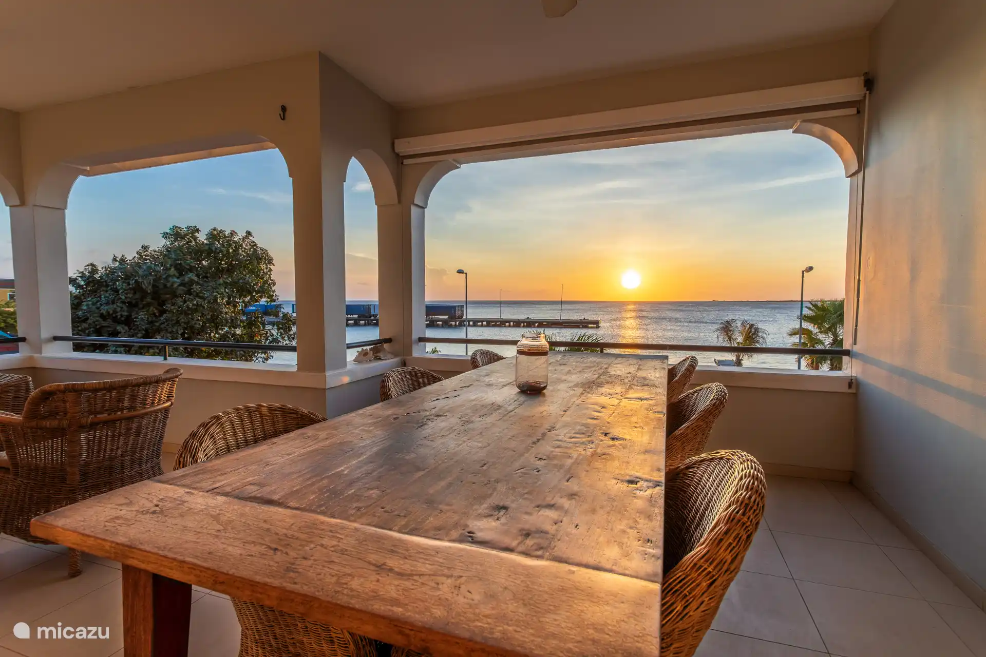 Ziet u zichzelf al dineren aan deze tafel en genieten van de sunset?