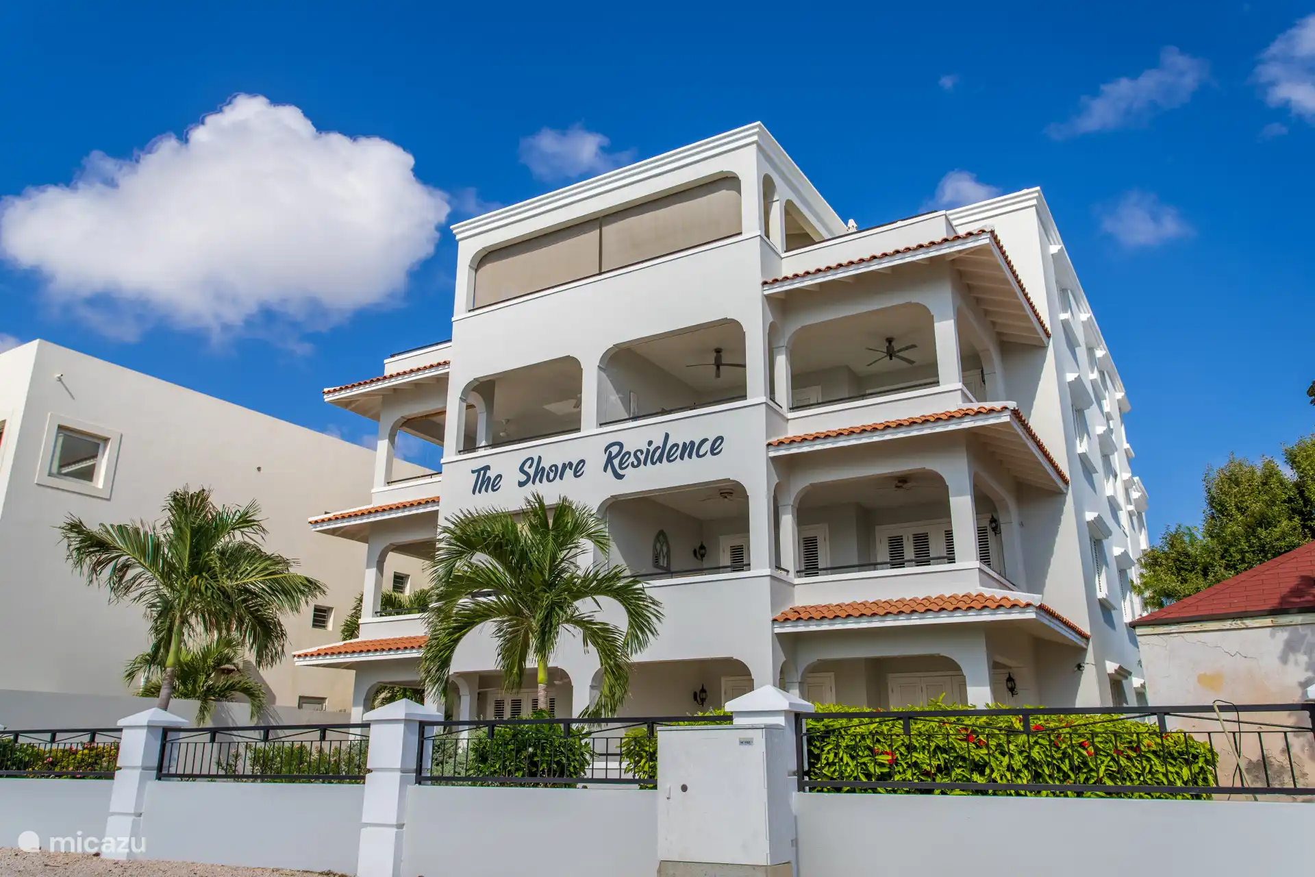 Het appartement bevindt zicht op de 1e verdieping aan de rechterkant gezien van de zeezijde