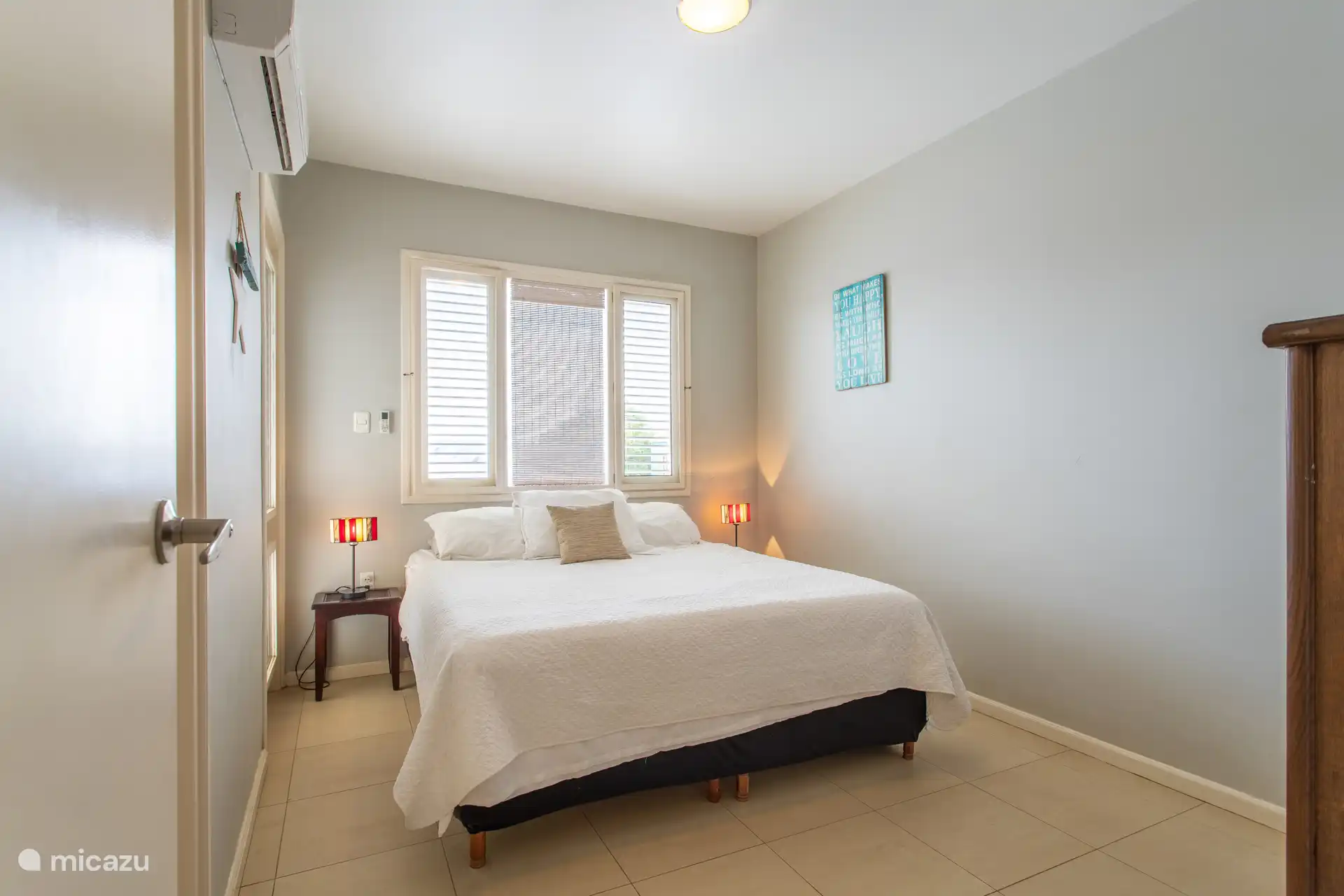 Second bedroom with kingsize bed and bathroom and AC