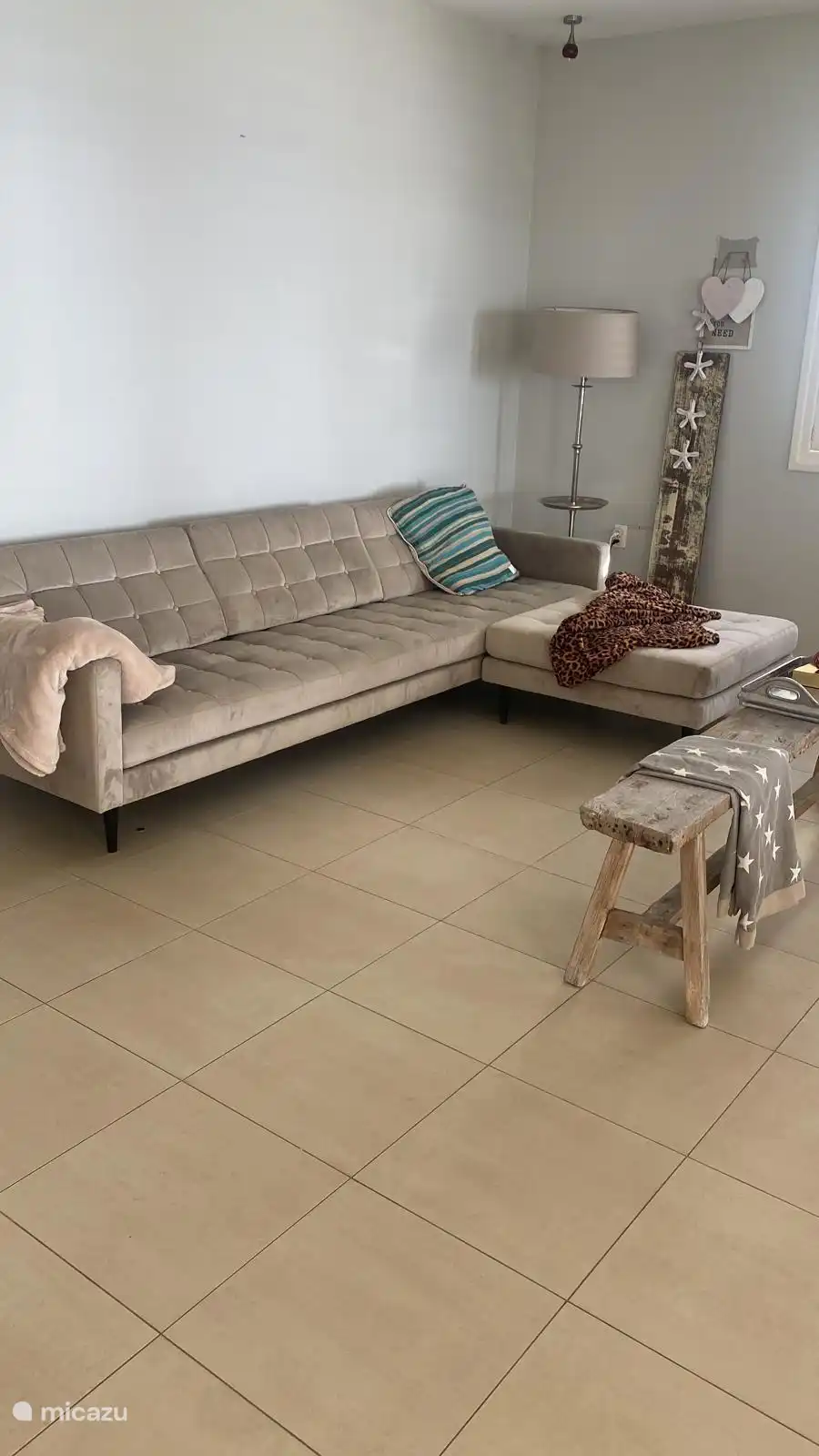 Even lekker relaxen en tv kijken op de bank in de woonkamer is ook mogelijk