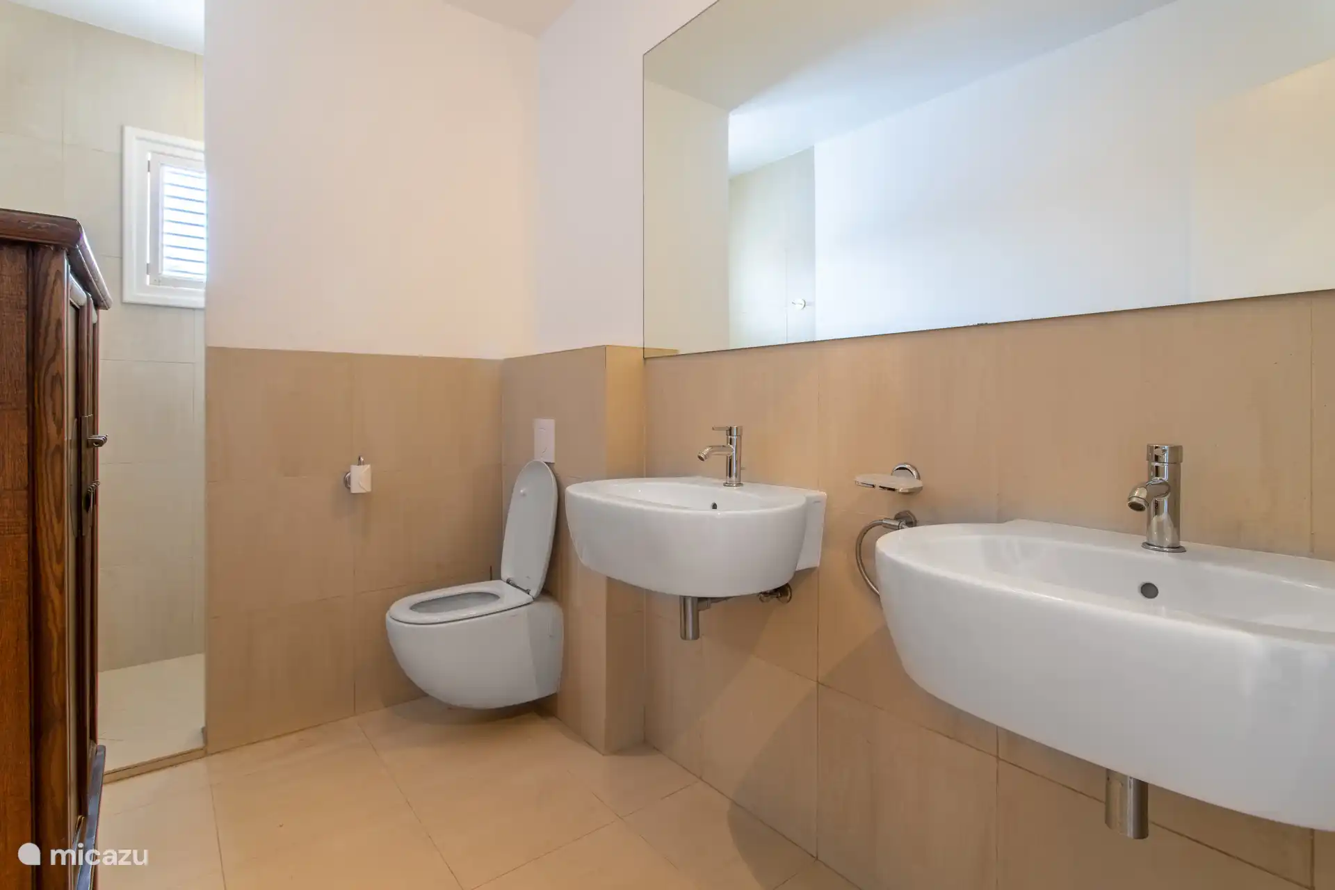 Full bathroom ensuite bedroom 1