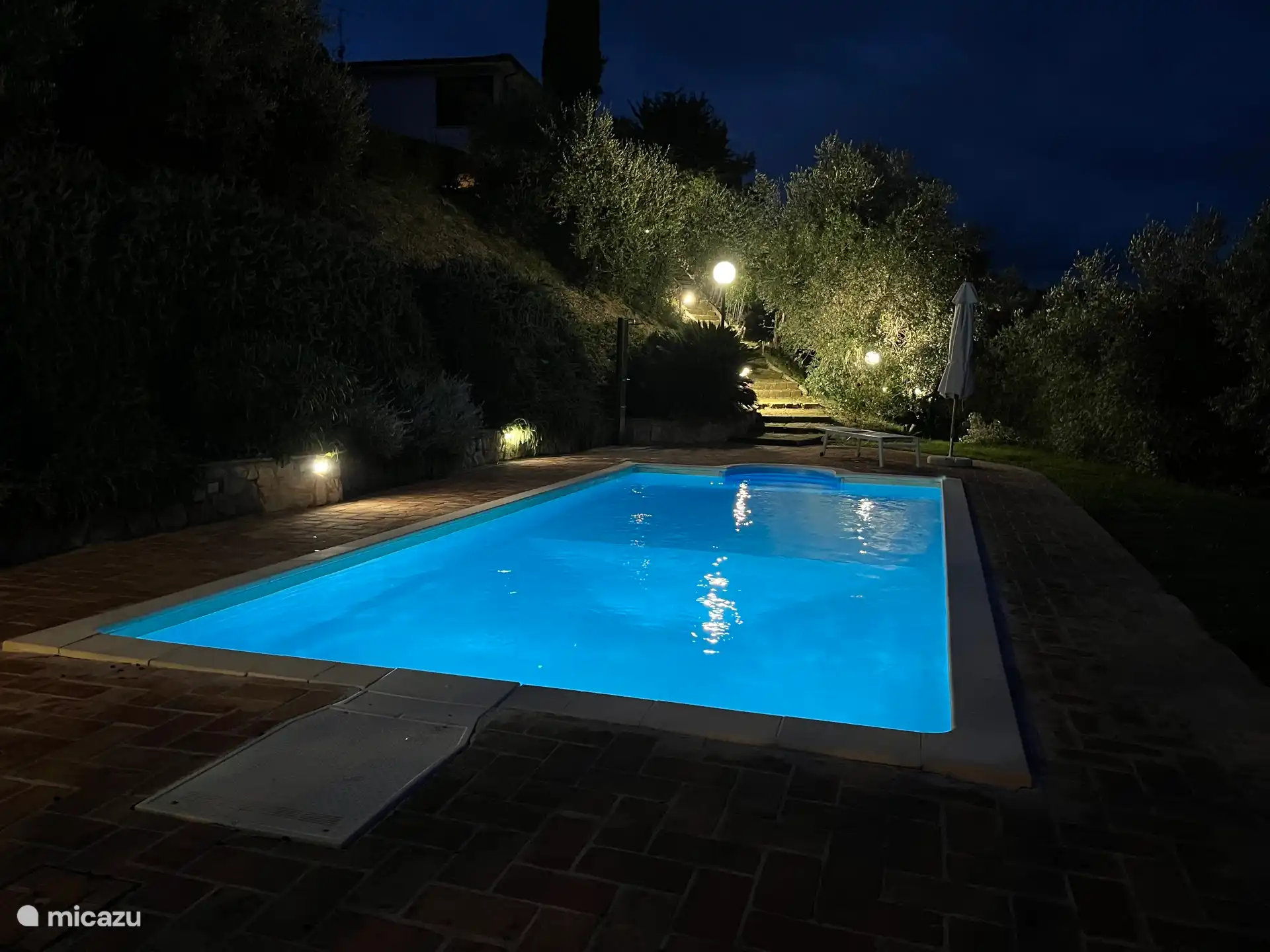 Swimming pool with lighting all around