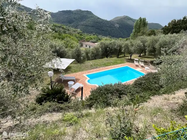 Casa Glicine | Italie, Le Latium, Castelnuovo di Farfa - maison de vacances Vue sur la belle piscine et les collines de Fara en Sabina