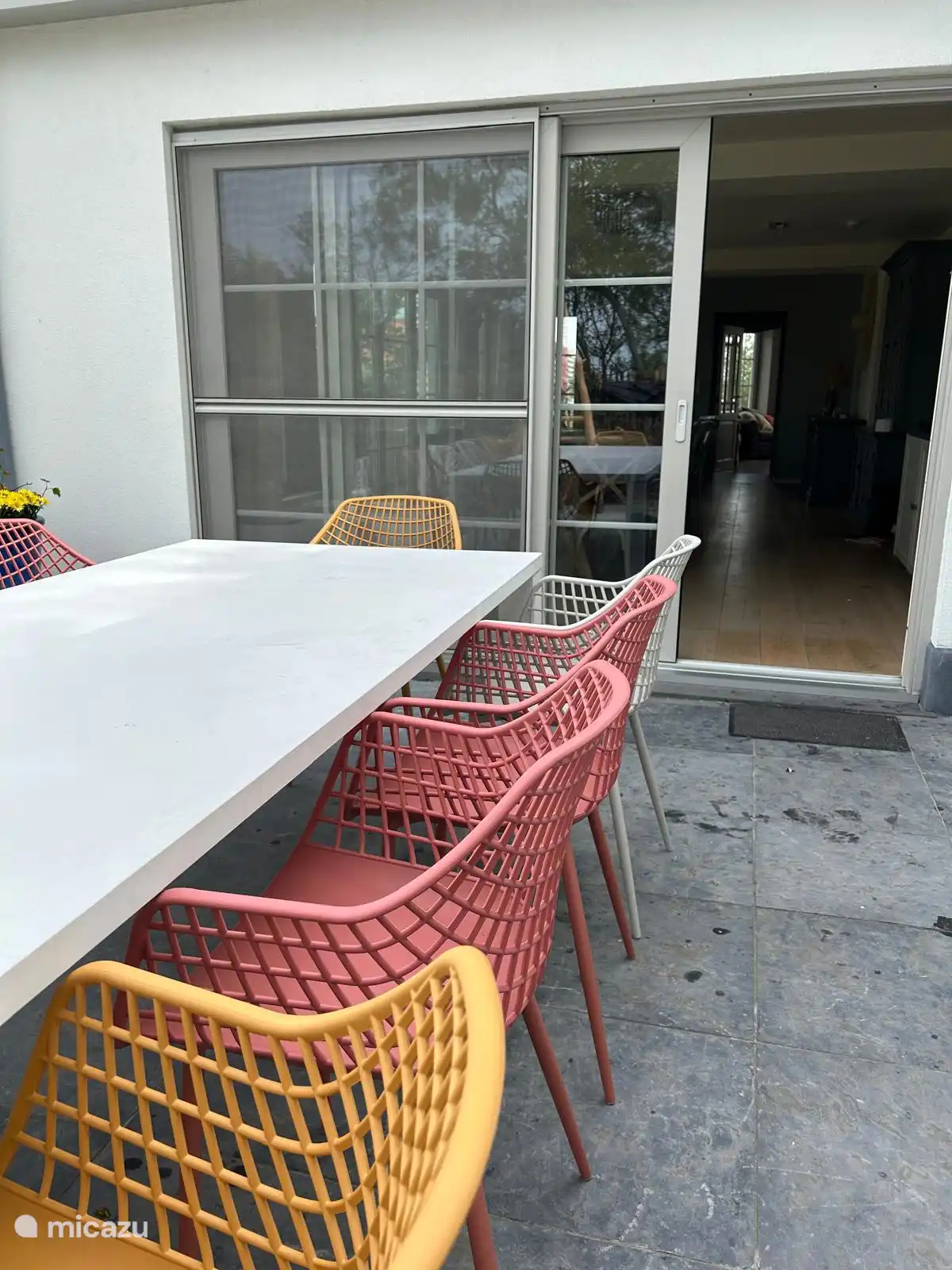 Mesa y puerta corredera en el interior