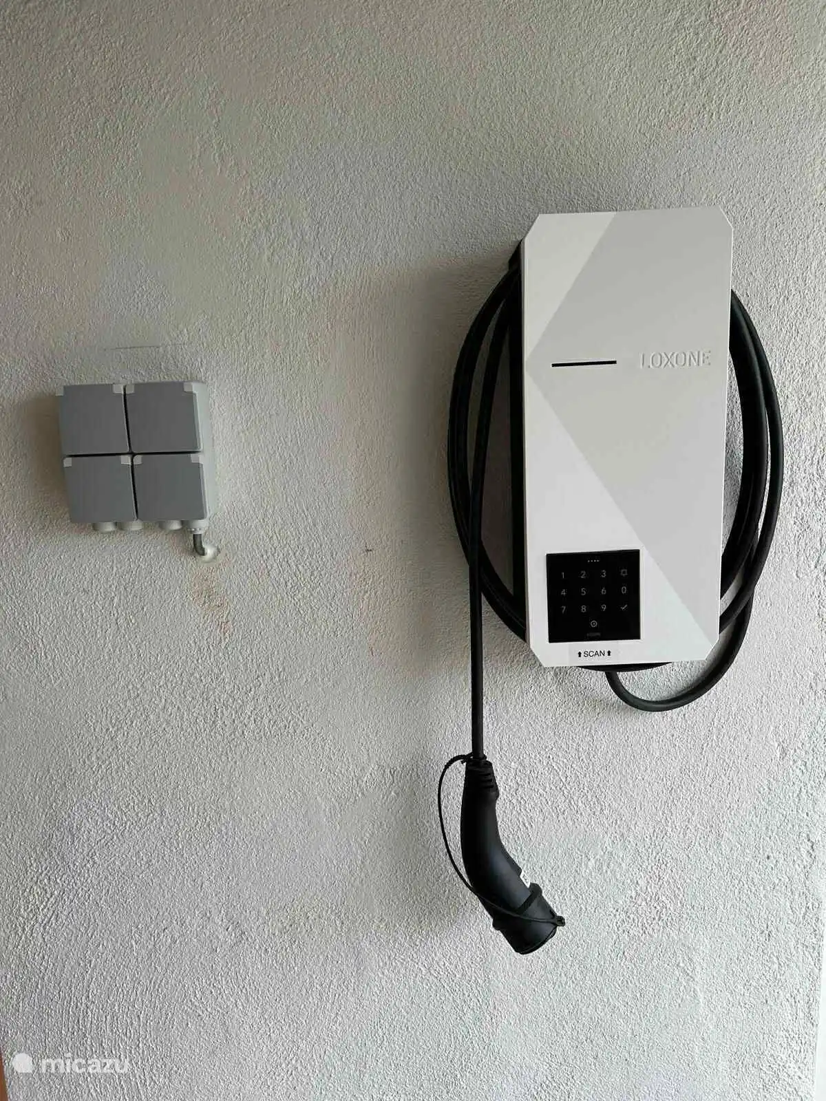 Estación de carga eléctrica para coche