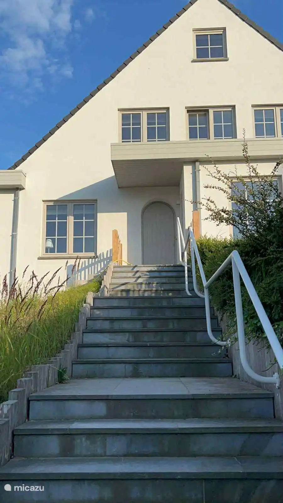 Escaleras hasta la entrada de la casa de vacaciones