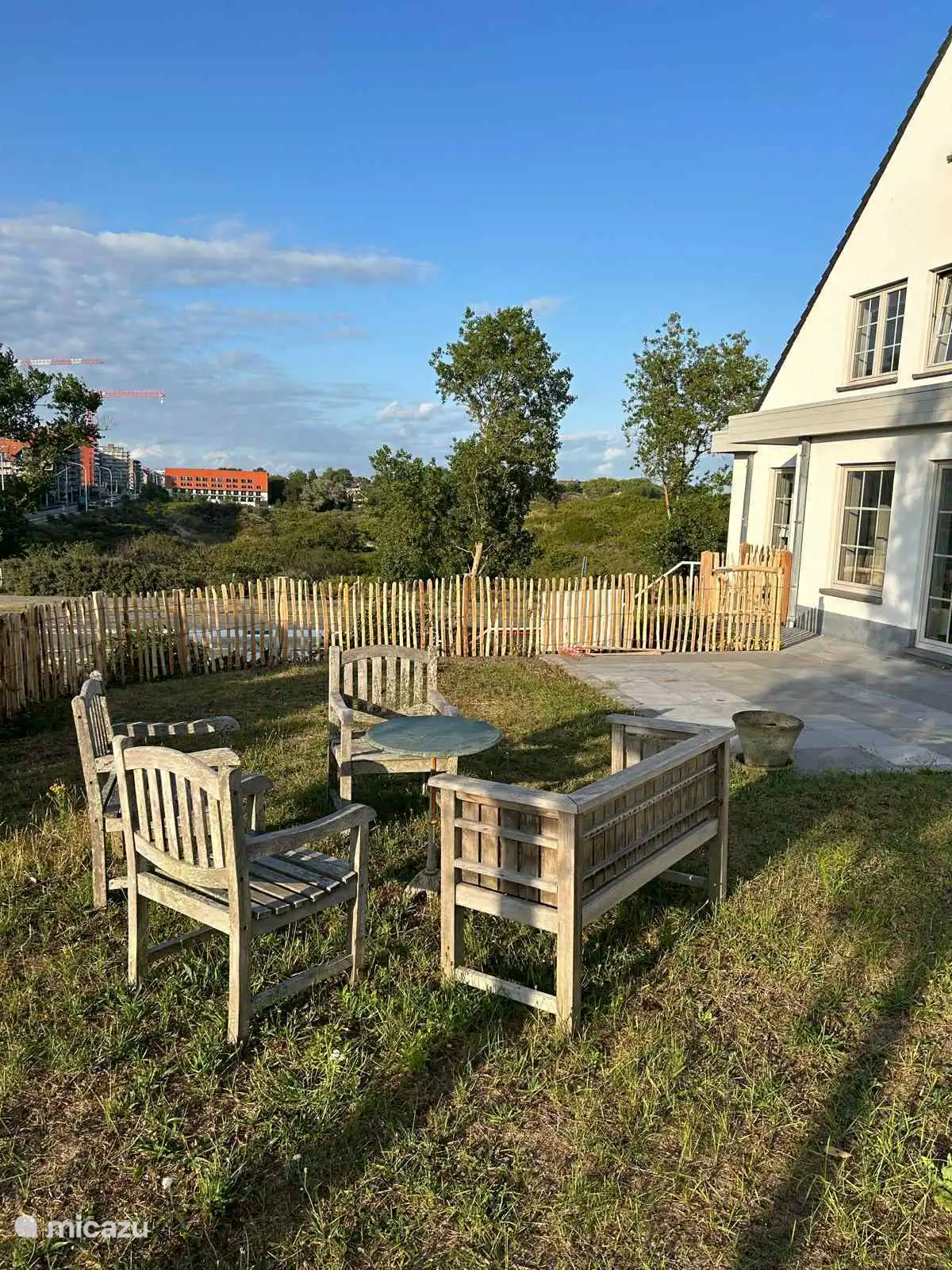 Ver el jardín de la casa de vacaciones