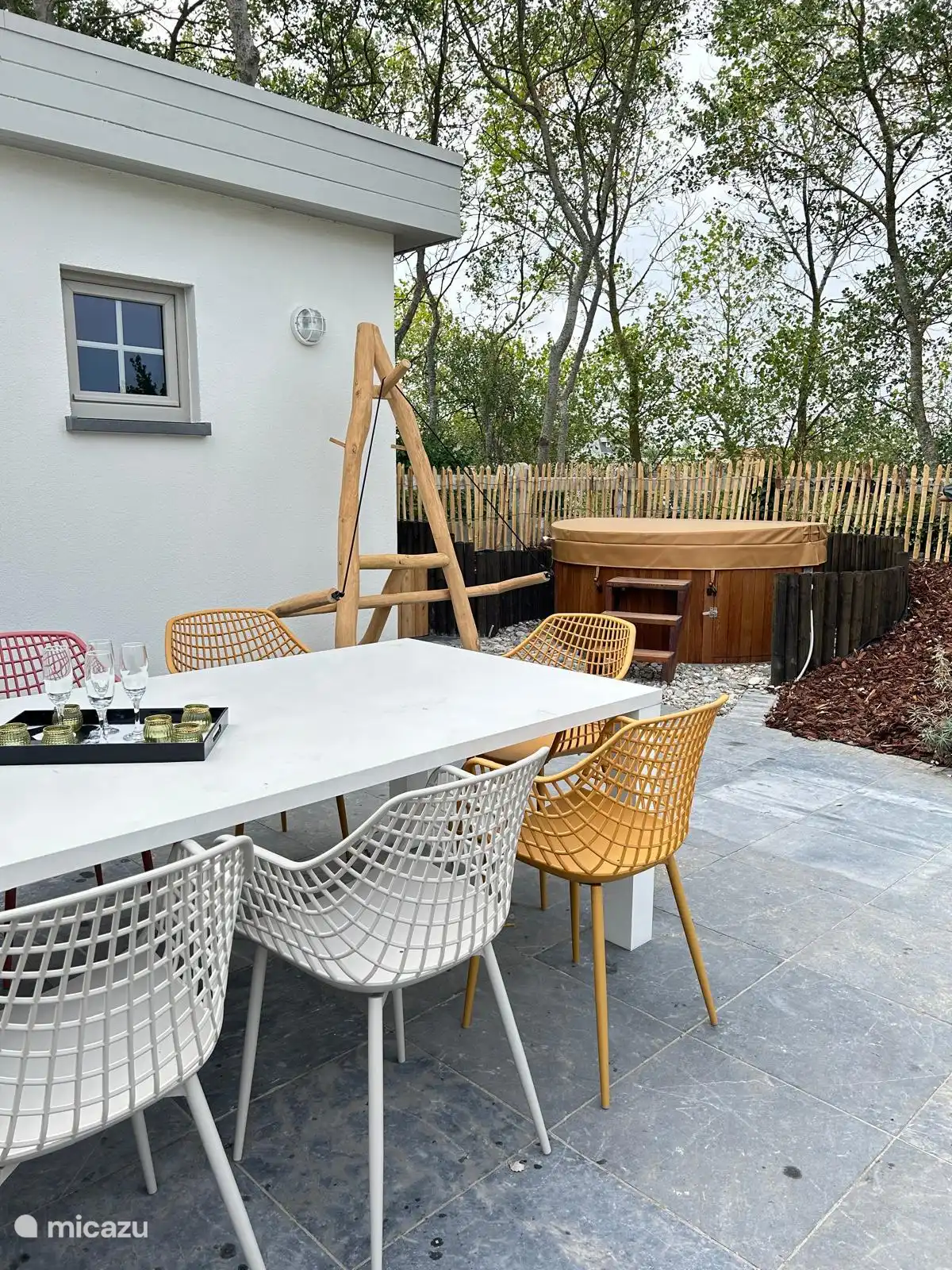 Terraza: mesa y jacuzzi