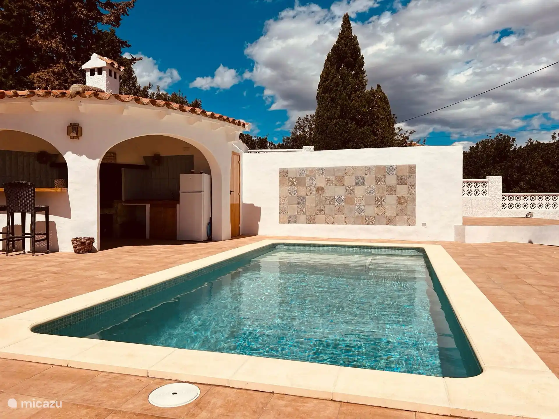 Piscine avec bar extérieur