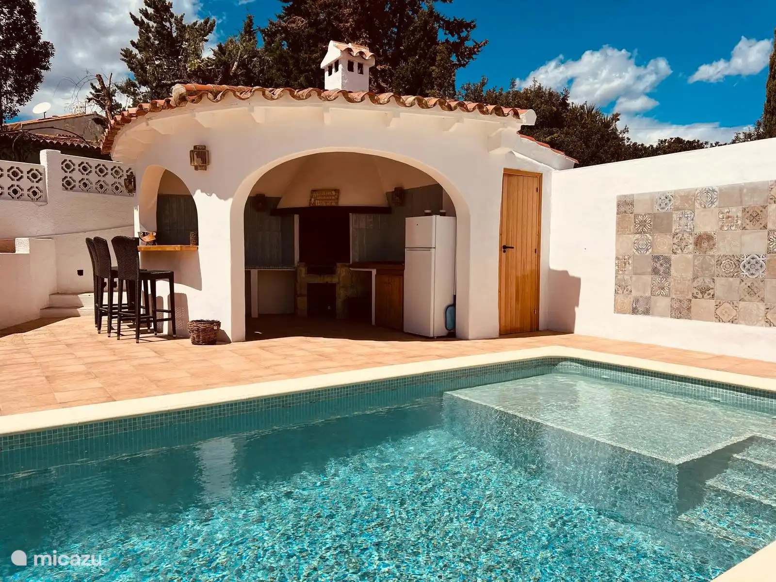 Piscine avec bar extérieur