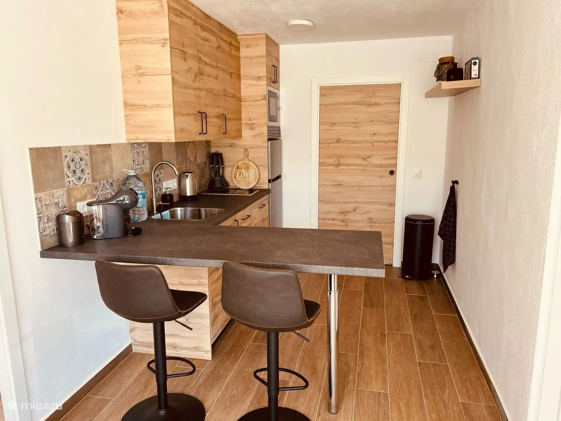 Bar confortable pour manger à la cuisine.