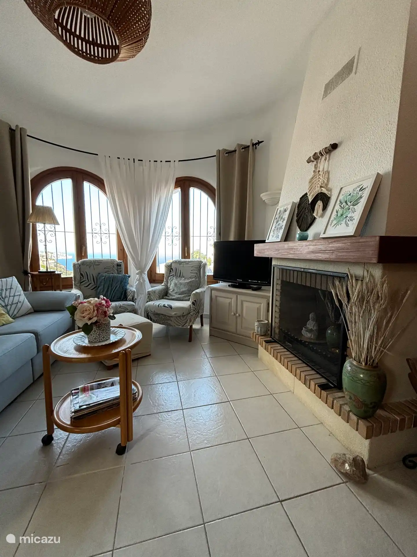 Salon avec cheminée et belle vue sur la mer