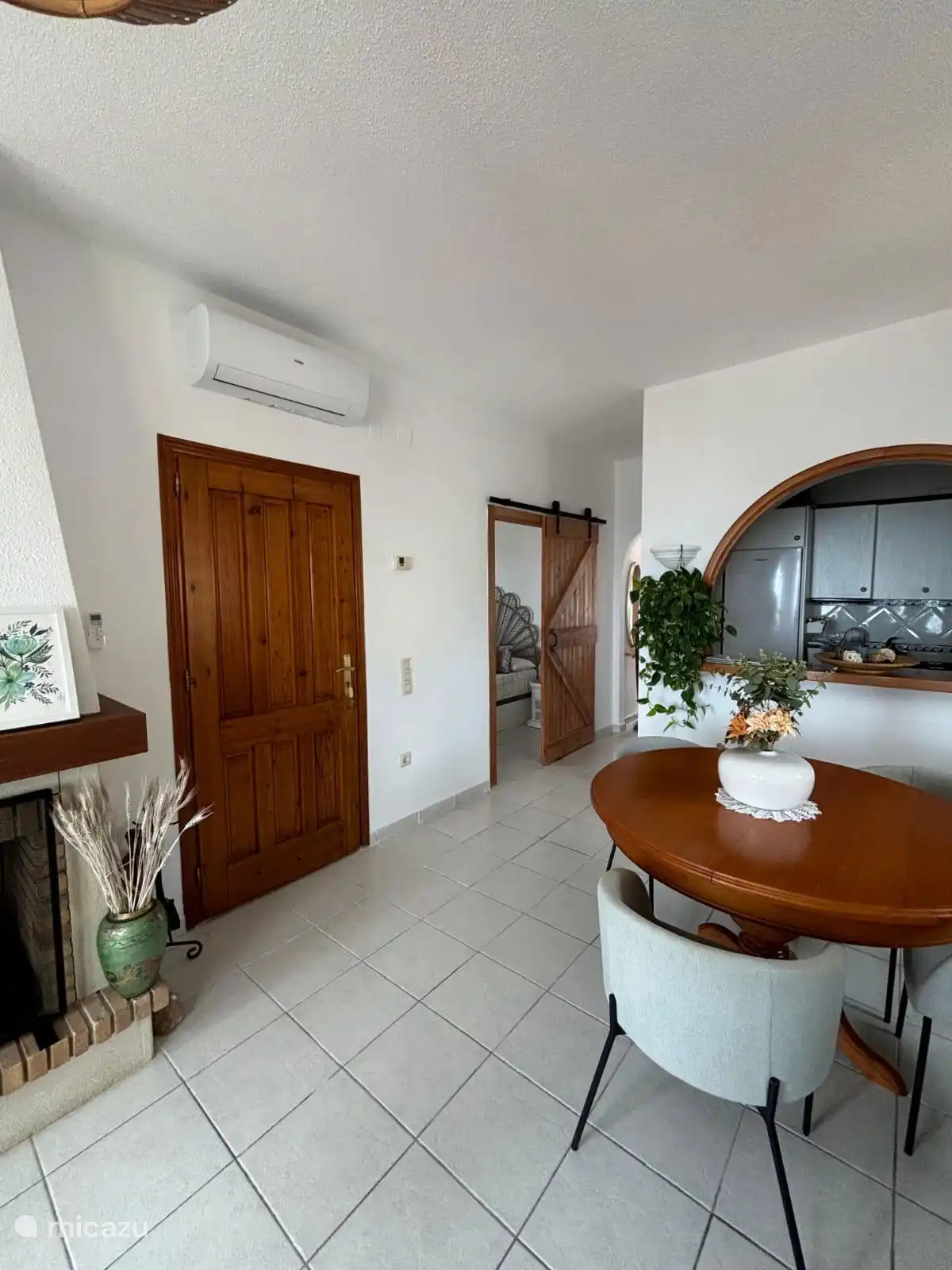 Porte d’accès à la terrasse et à la chambre 1 avec vue sur la mer