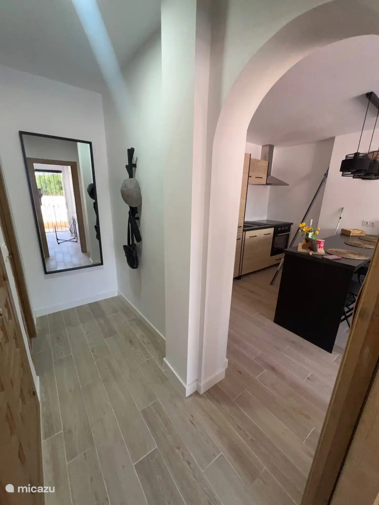 Flur zum Bad und Schlafzimmer 