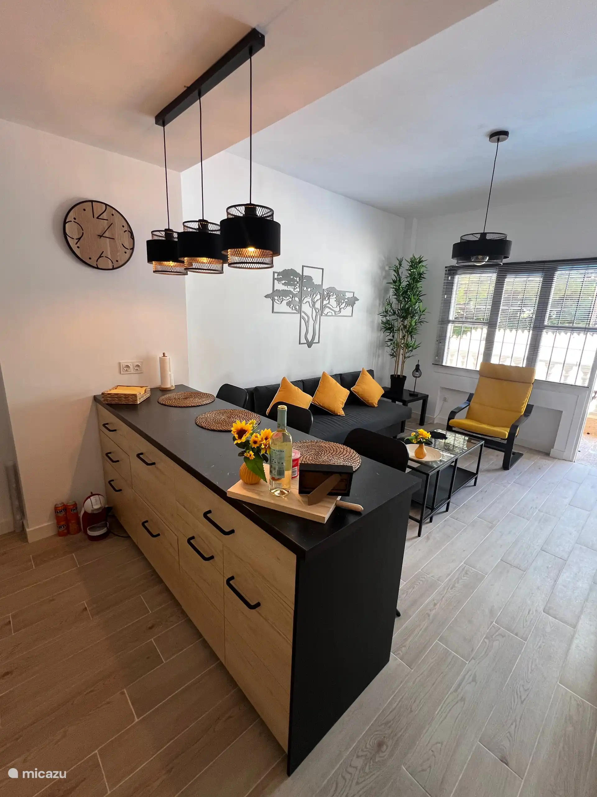 In der Küche viel Schrankplatz mit vielen Kochutensilien und Besteck.