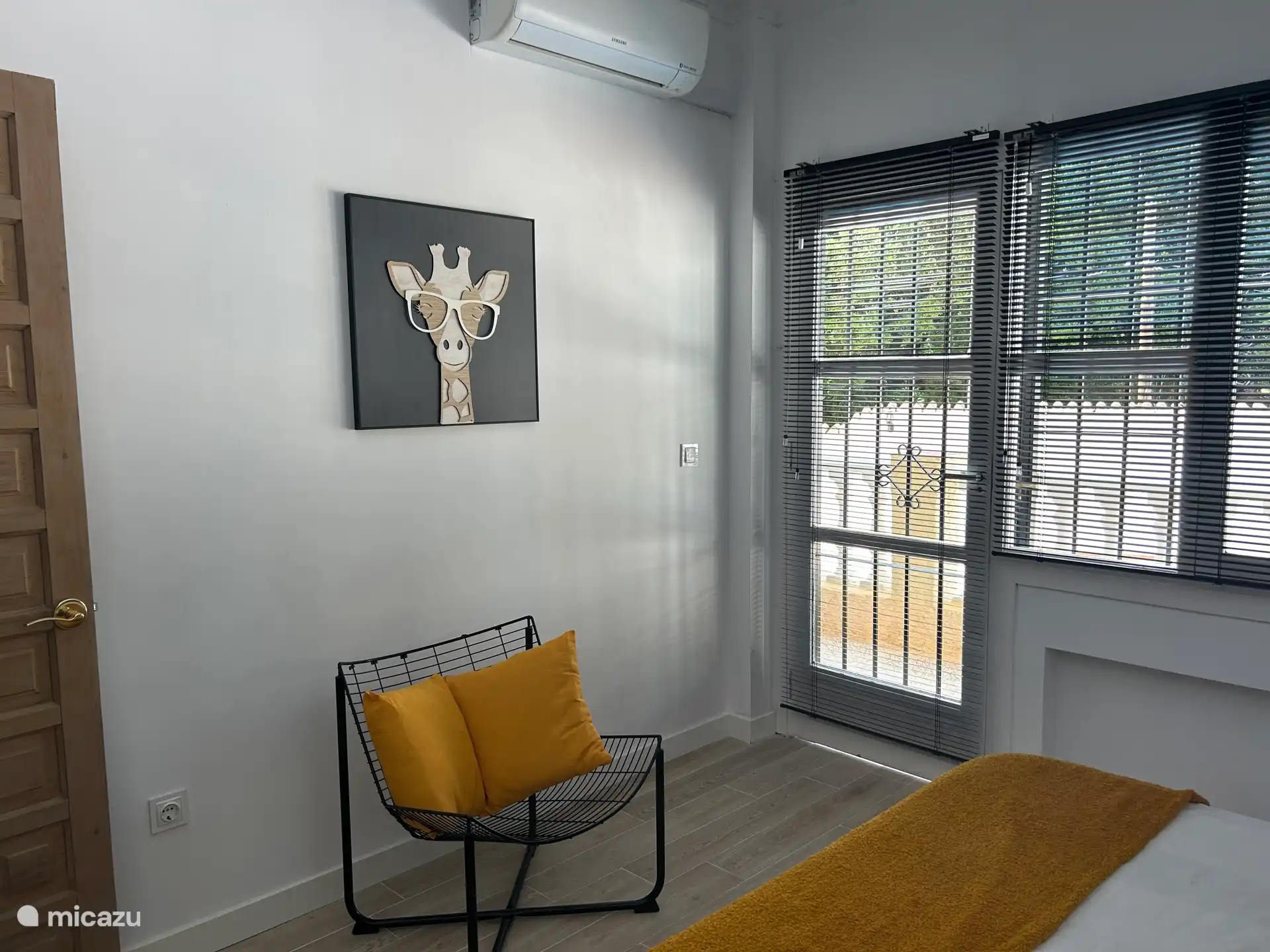 Schlafzimmer mit Balkontür 