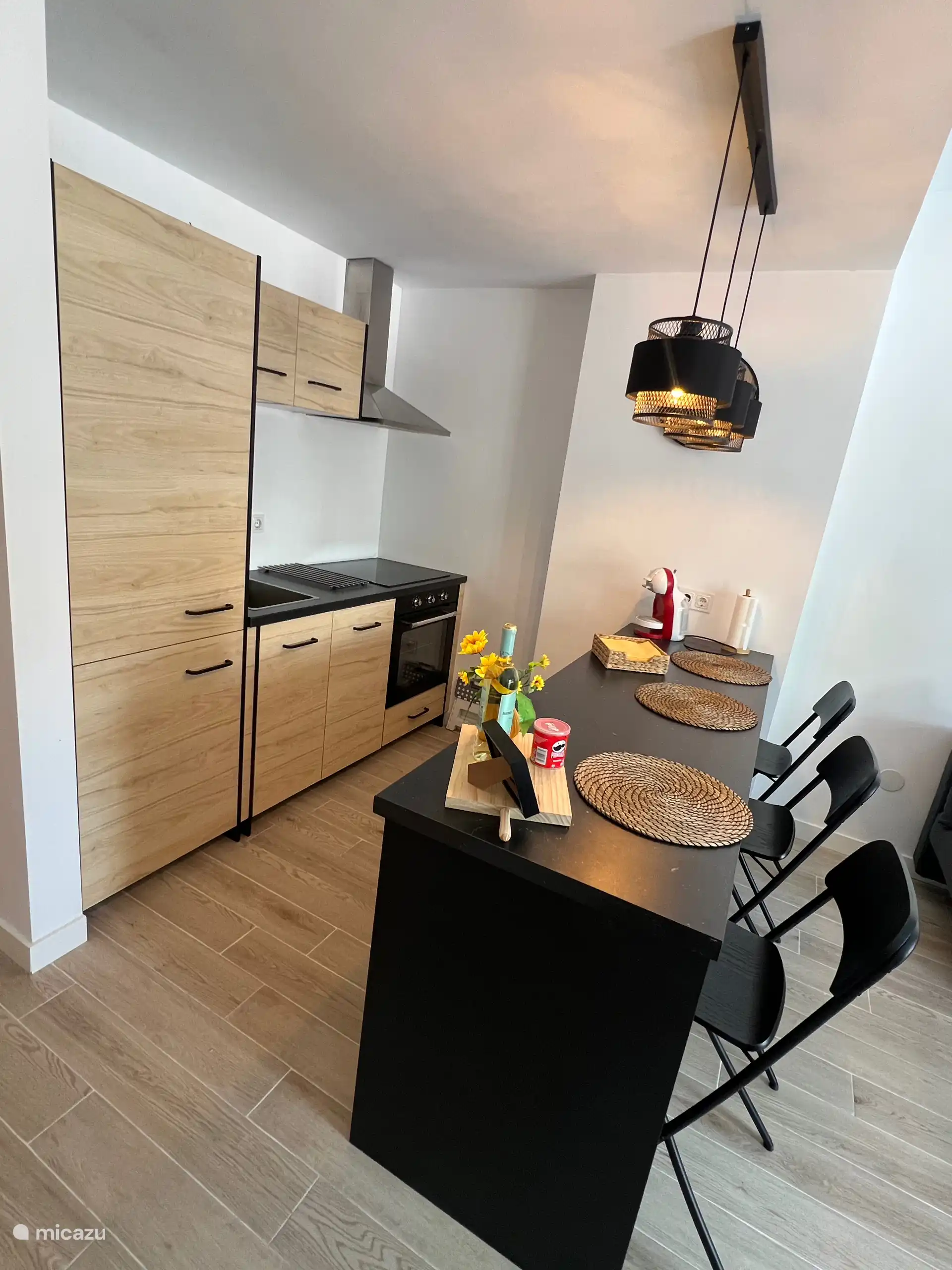 Moderne Küche mit Frühstücksbar 