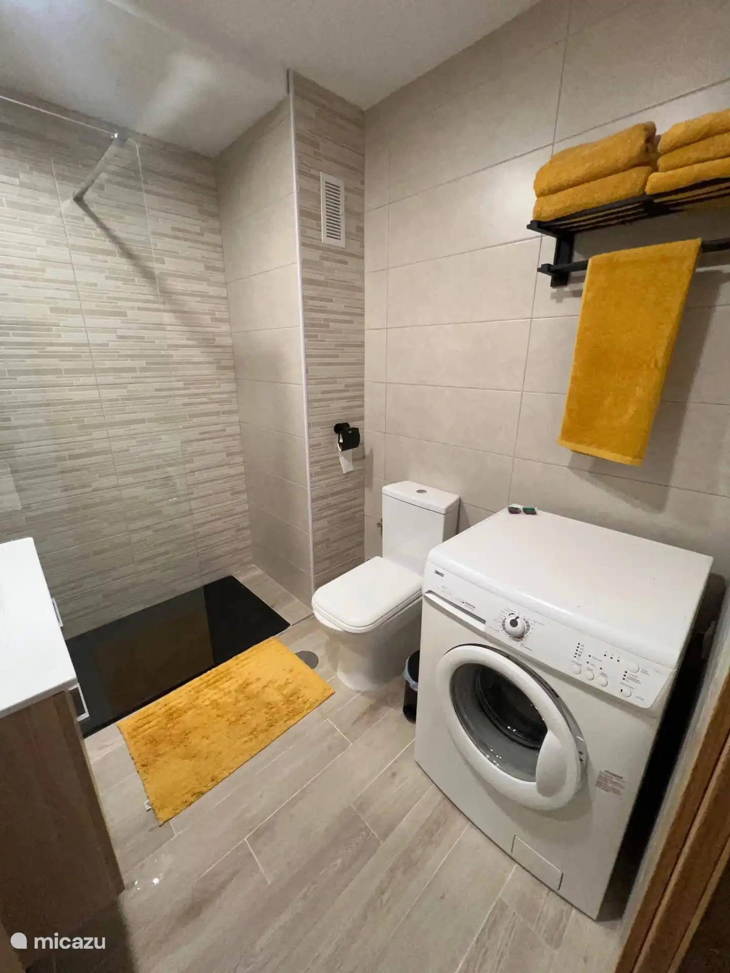 Badezimmer mit Waschmaschine