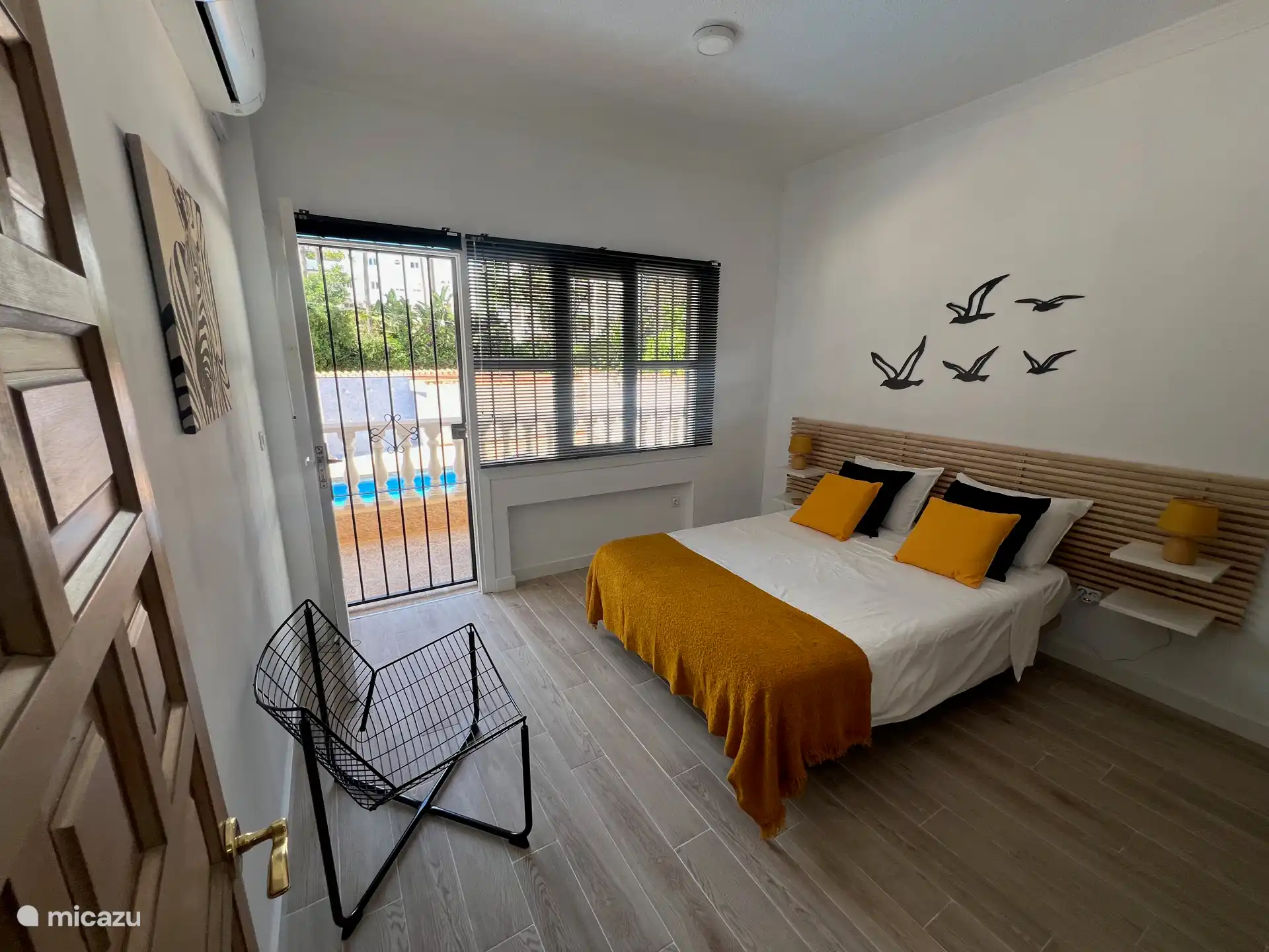 Großes Schlafzimmer mit Zugang zum Balkon mit Klimaanlage 