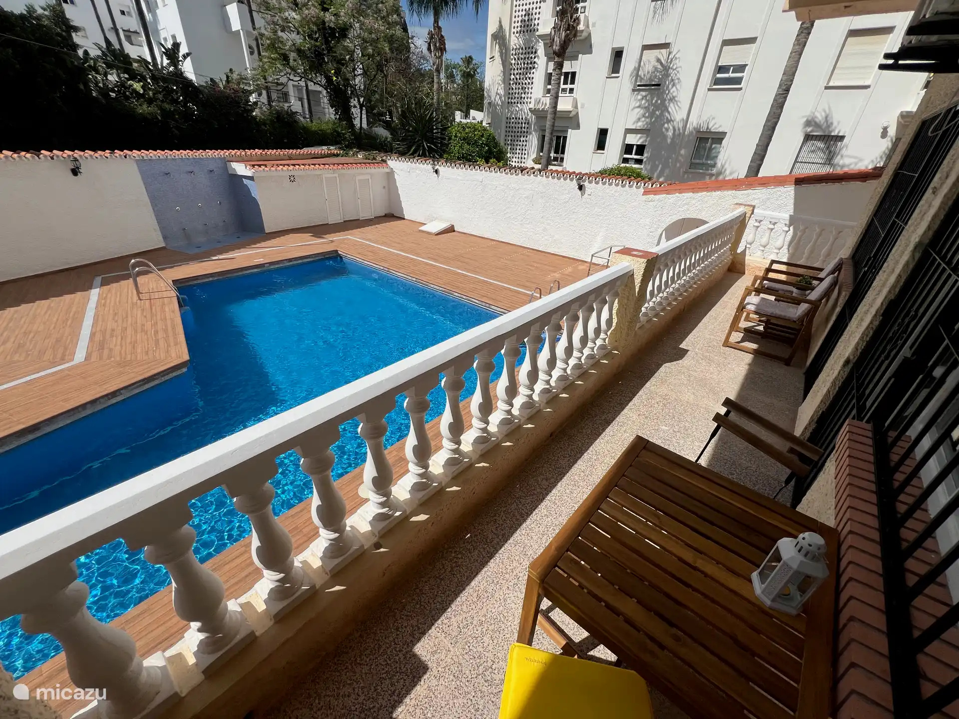 Großer langer Balkon mit Blick auf den Pool und mit Seitenbalkon, um die Sonne zu genießen.