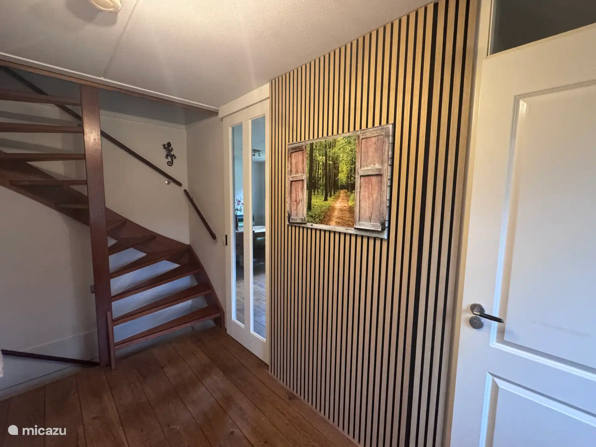 Salón de la planta baja - con puerta corredera a la cocina/comedor y aseo