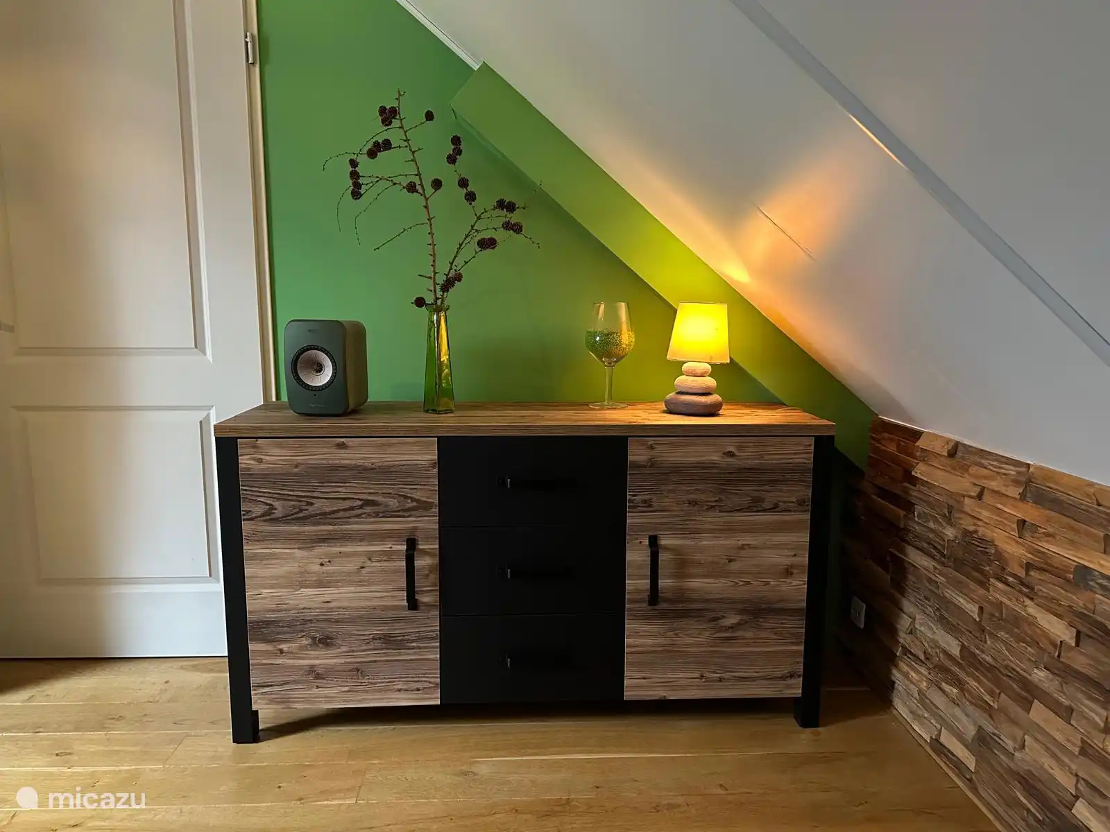 Dressoir met hifi speaker (Spotify connect, Airplay, Bluetooth) in groene kamer (slaapkamer 1e etage)