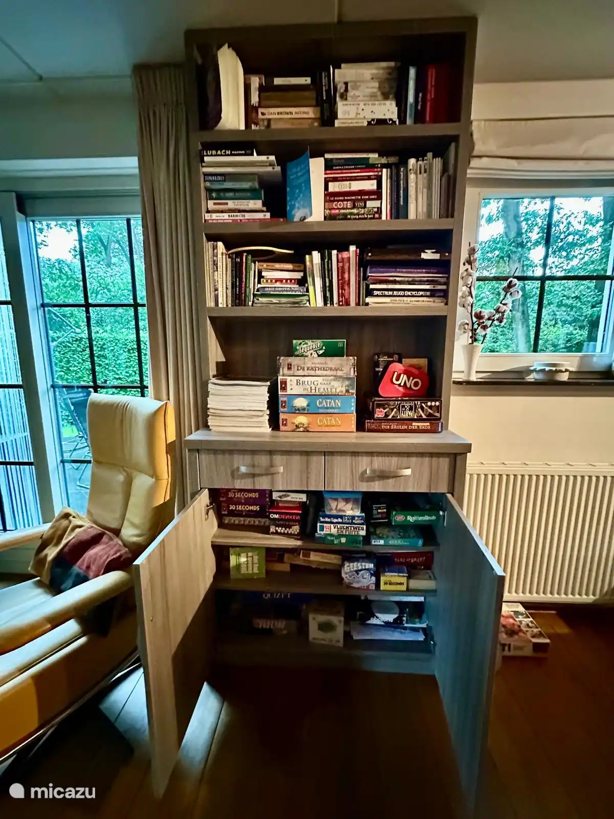Spieleschrank im Wohnzimmer